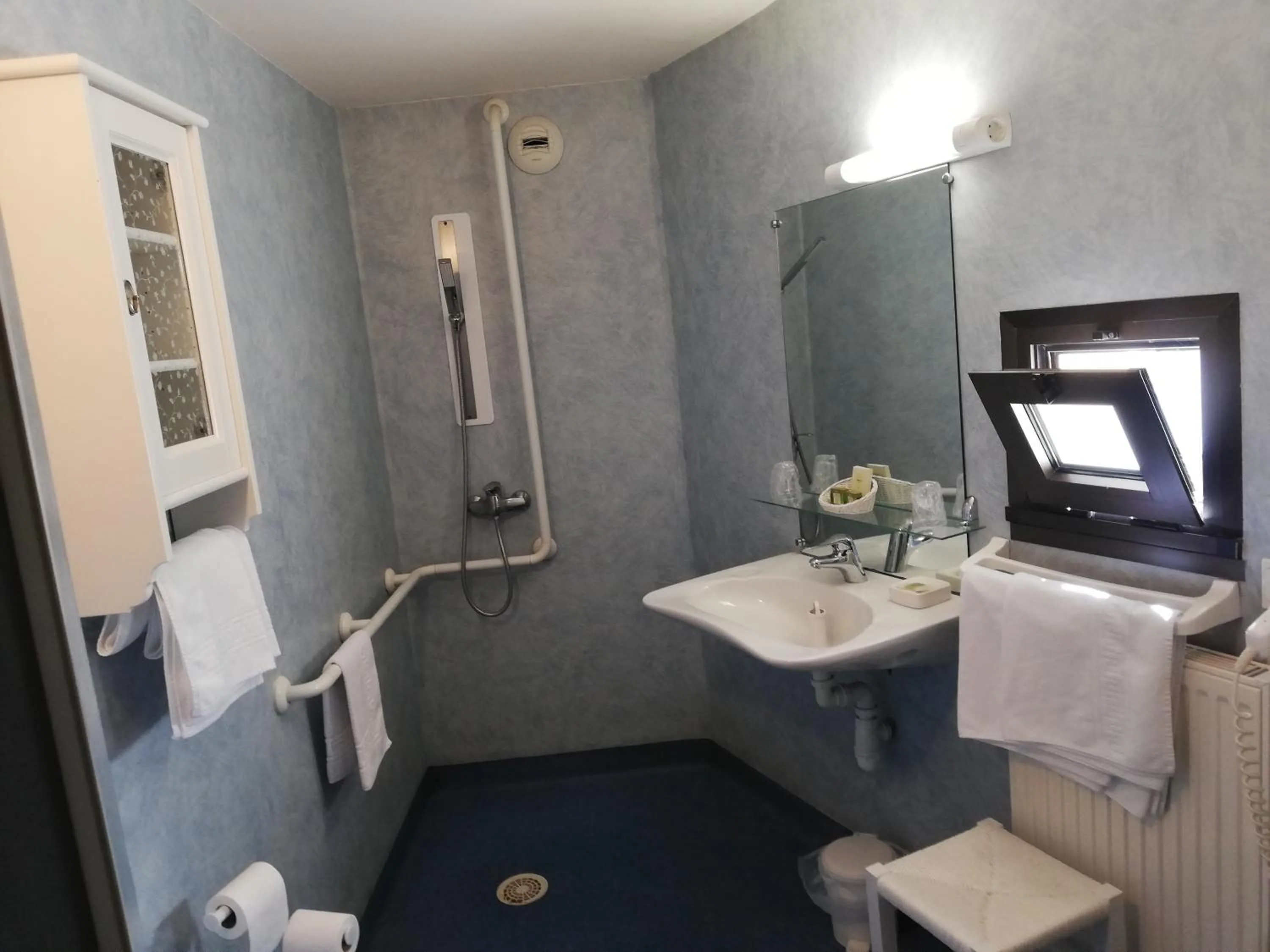 Bathroom in Logis Hotel Restaurant l'Orée Des Bois