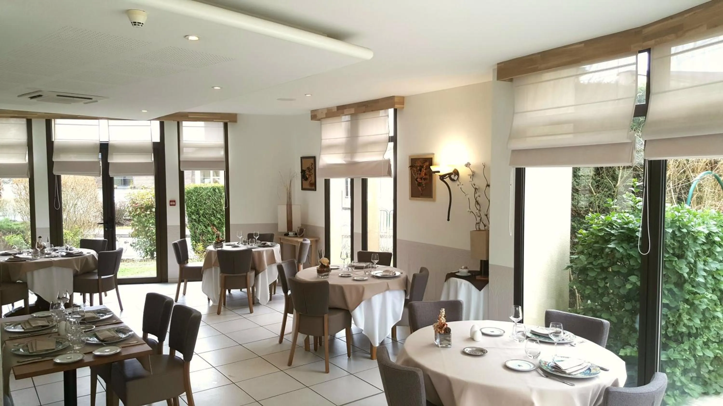 Restaurant/places to eat in Logis Hotel Restaurant l'Orée Des Bois