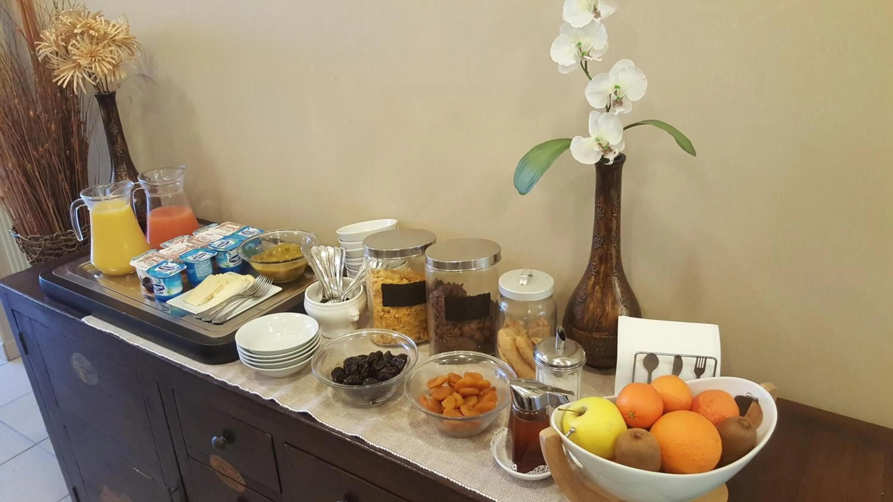 Area and facilities in Logis Hotel Restaurant l'Orée Des Bois