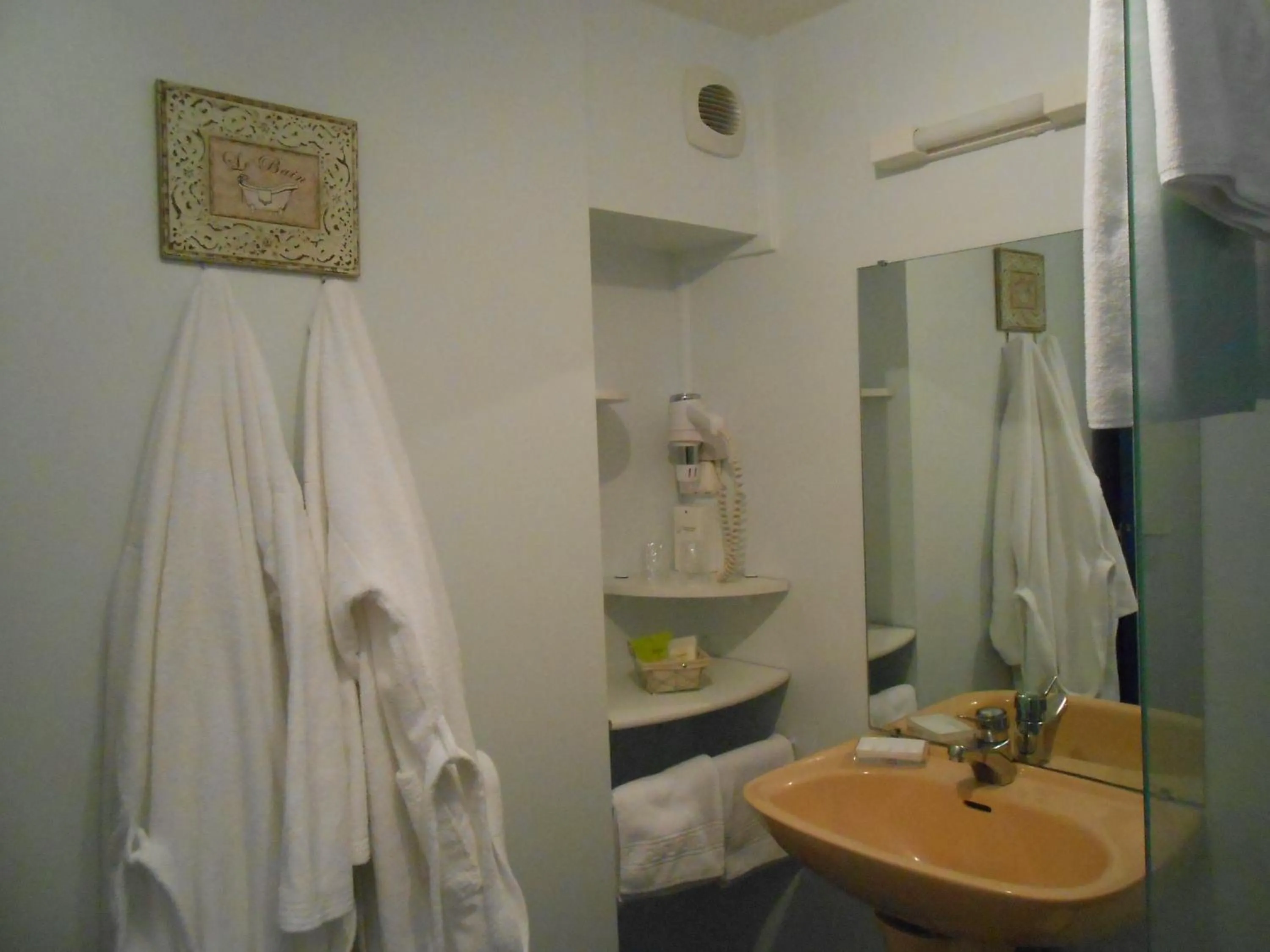 Bathroom in Logis Hotel Restaurant l'Orée Des Bois