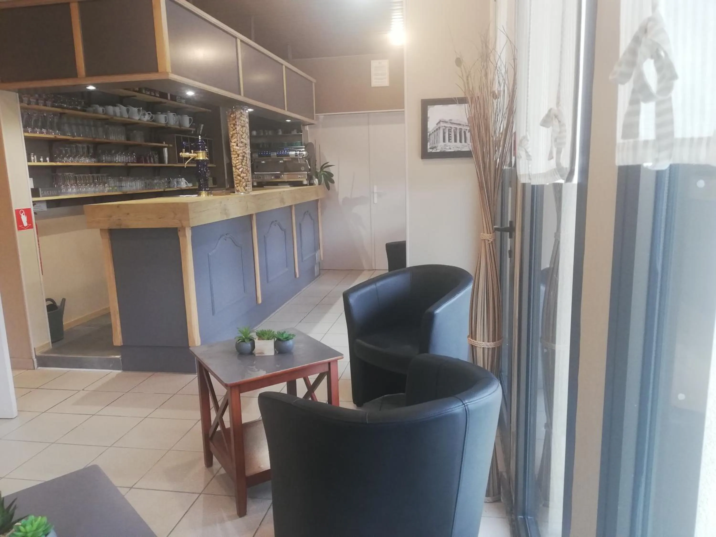 Lounge or bar in Logis Hotel Restaurant l'Orée Des Bois