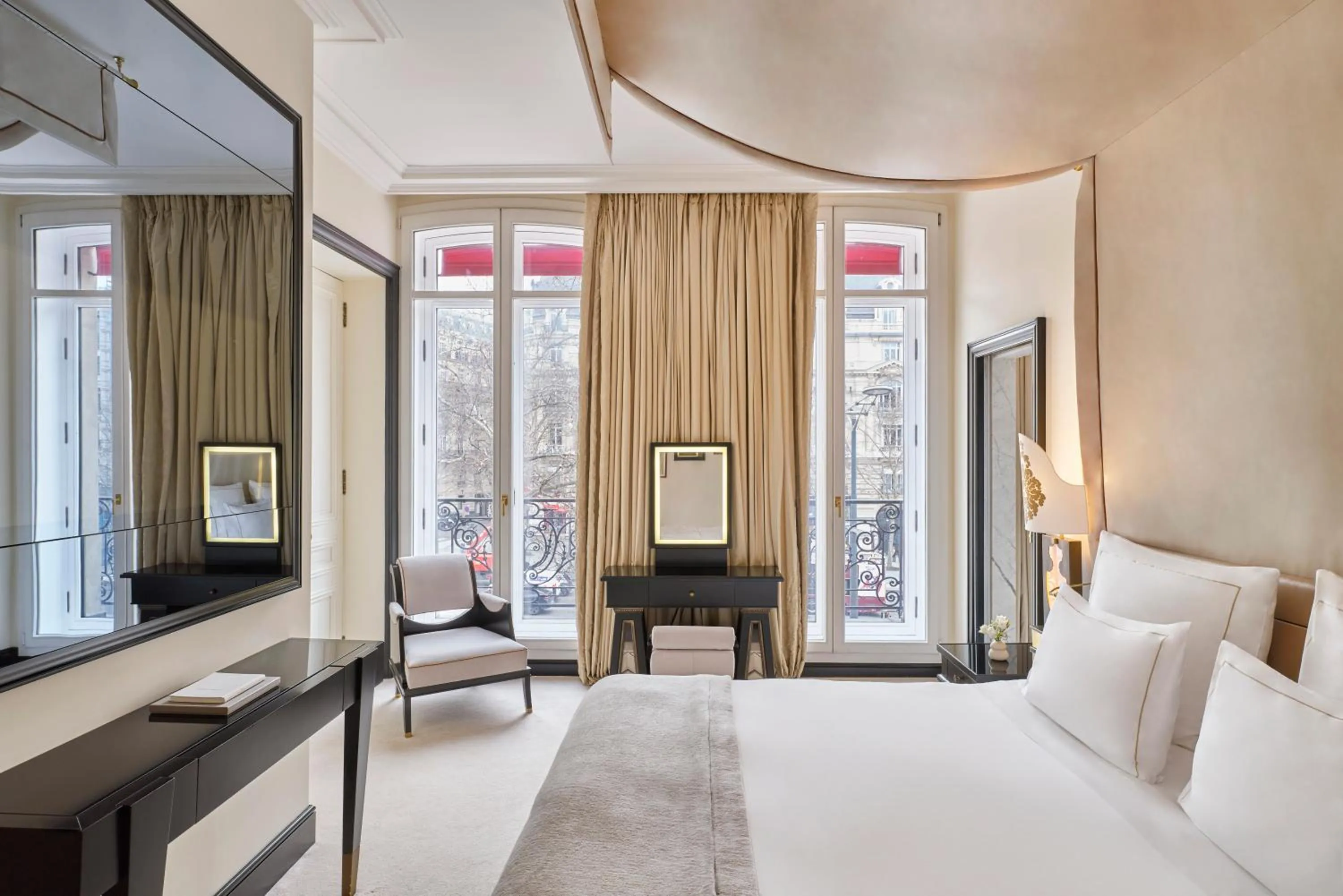 Bedroom, Bed in Hôtel Barrière Fouquet's Paris