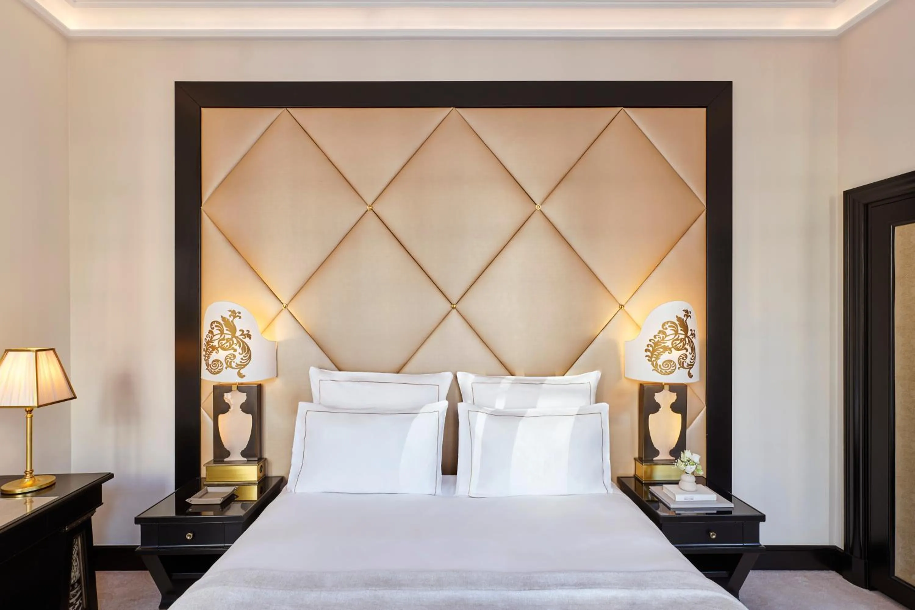 Bedroom, Bed in Hôtel Barrière Fouquet's Paris