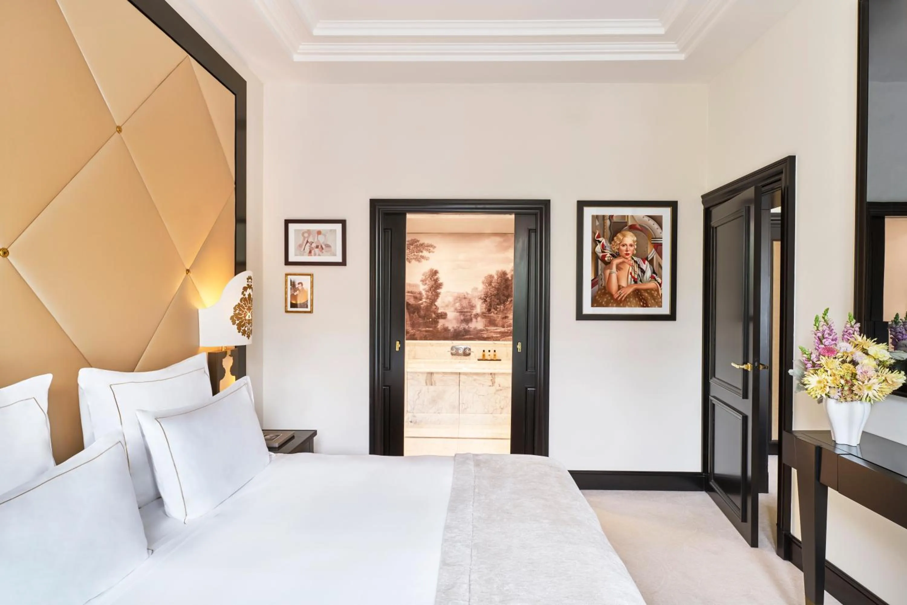 Photo of the whole room, Bed in Hôtel Barrière Fouquet's Paris