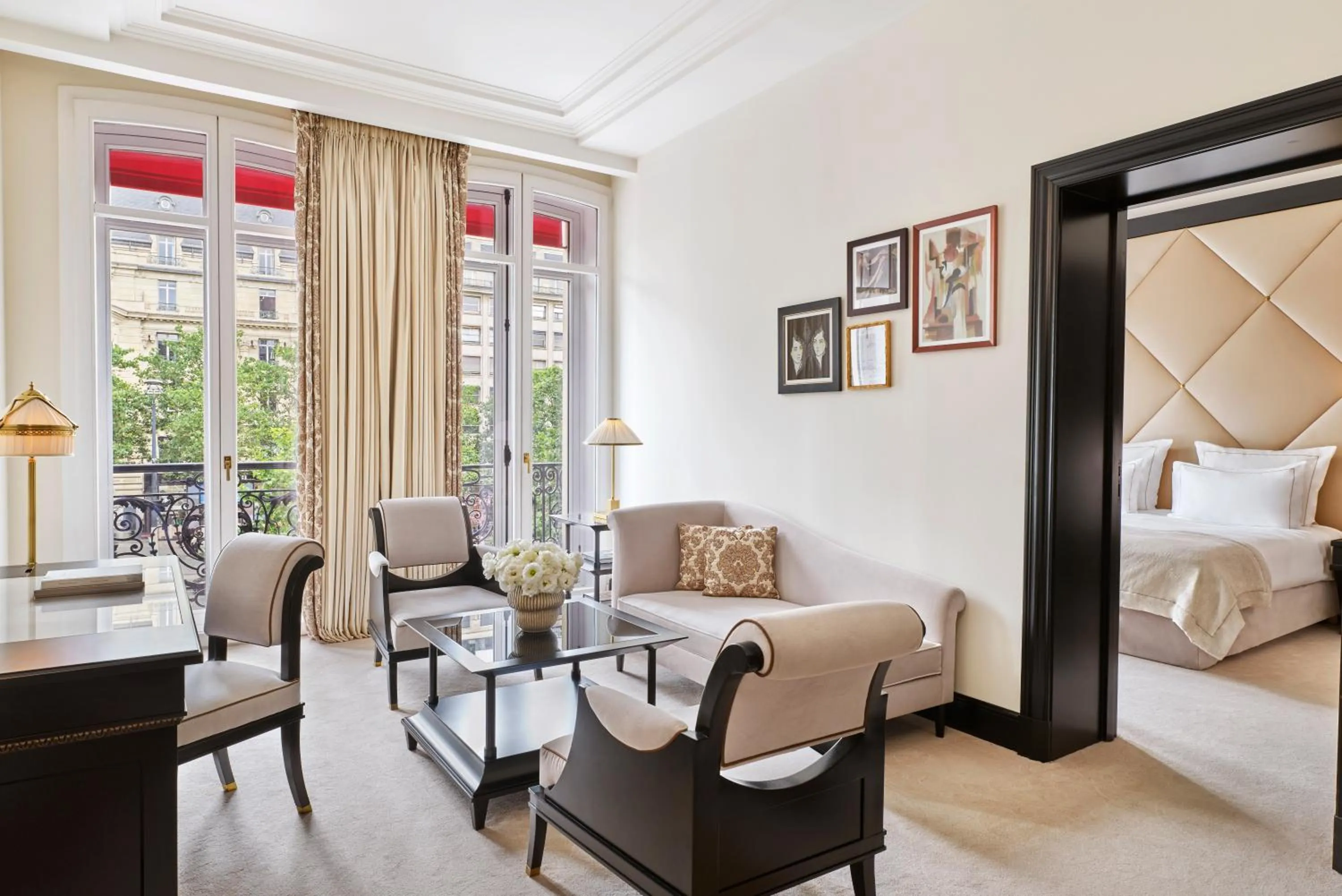 Living room, Bed in Hôtel Barrière Fouquet's Paris