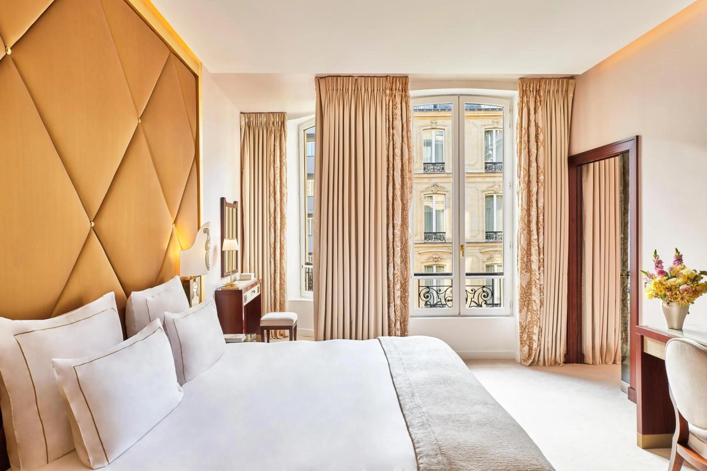 Photo of the whole room, Bed in Hôtel Barrière Fouquet's Paris