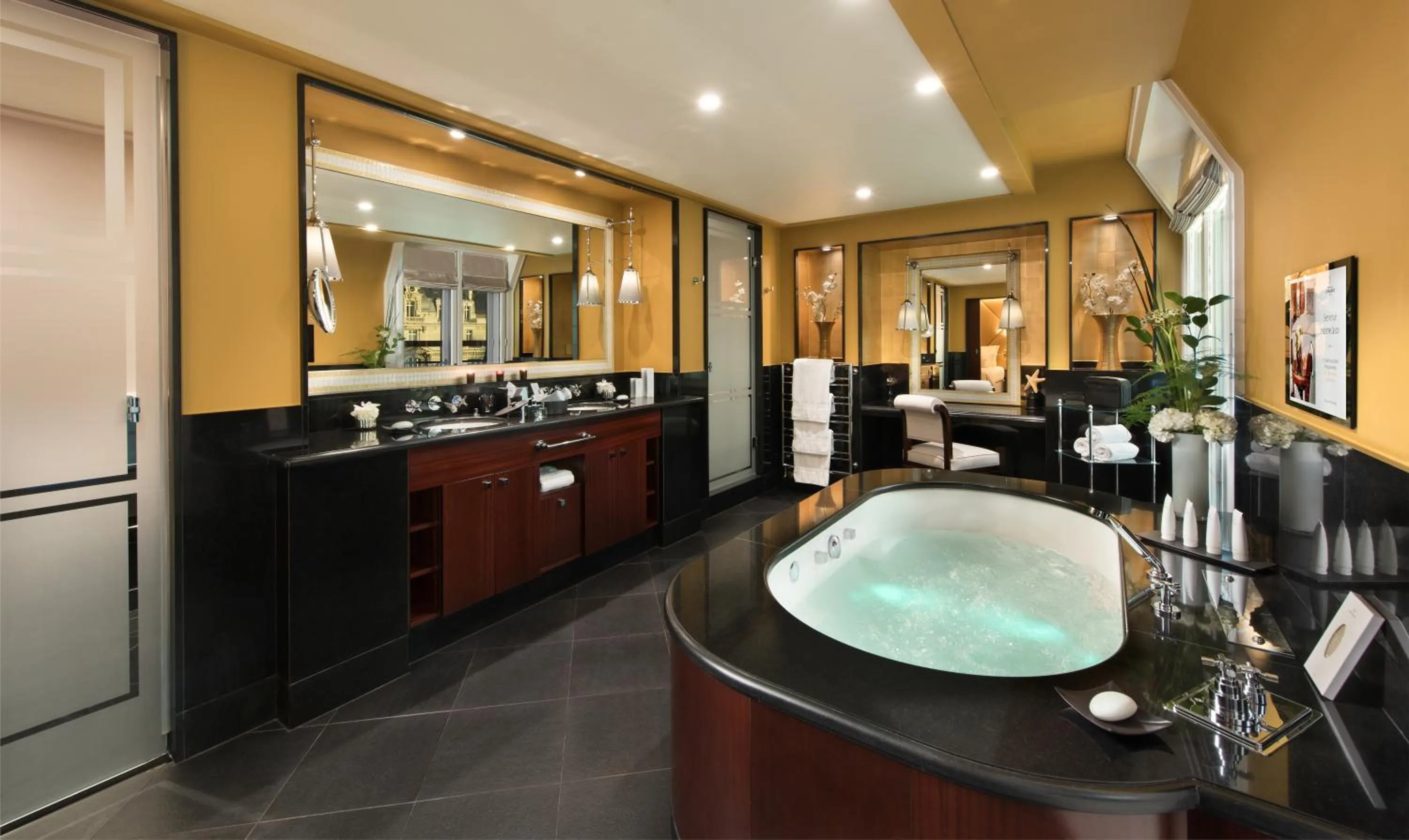 Bathroom in Hôtel Barrière Fouquet's Paris