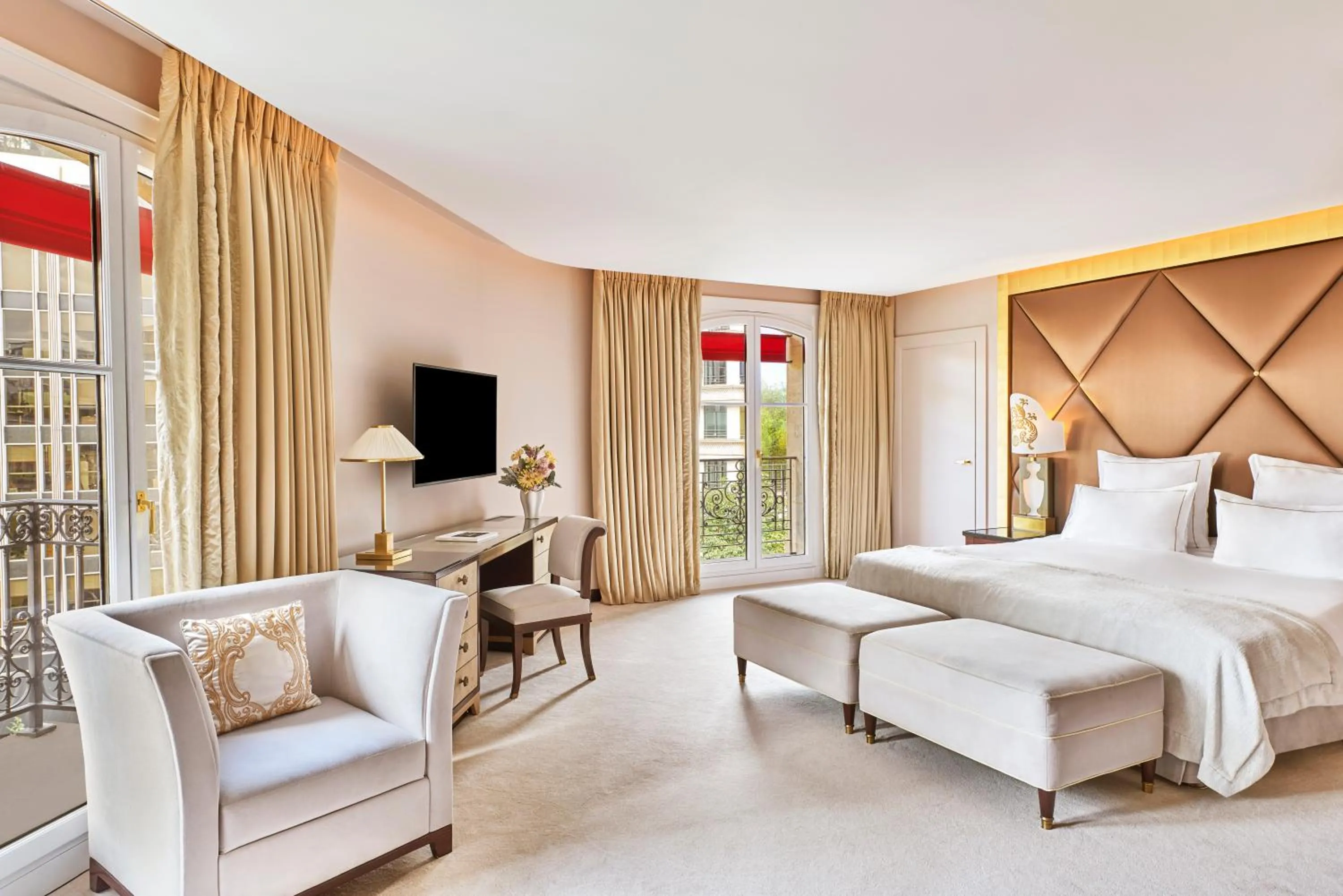 Photo of the whole room, Bed in Hôtel Barrière Fouquet's Paris
