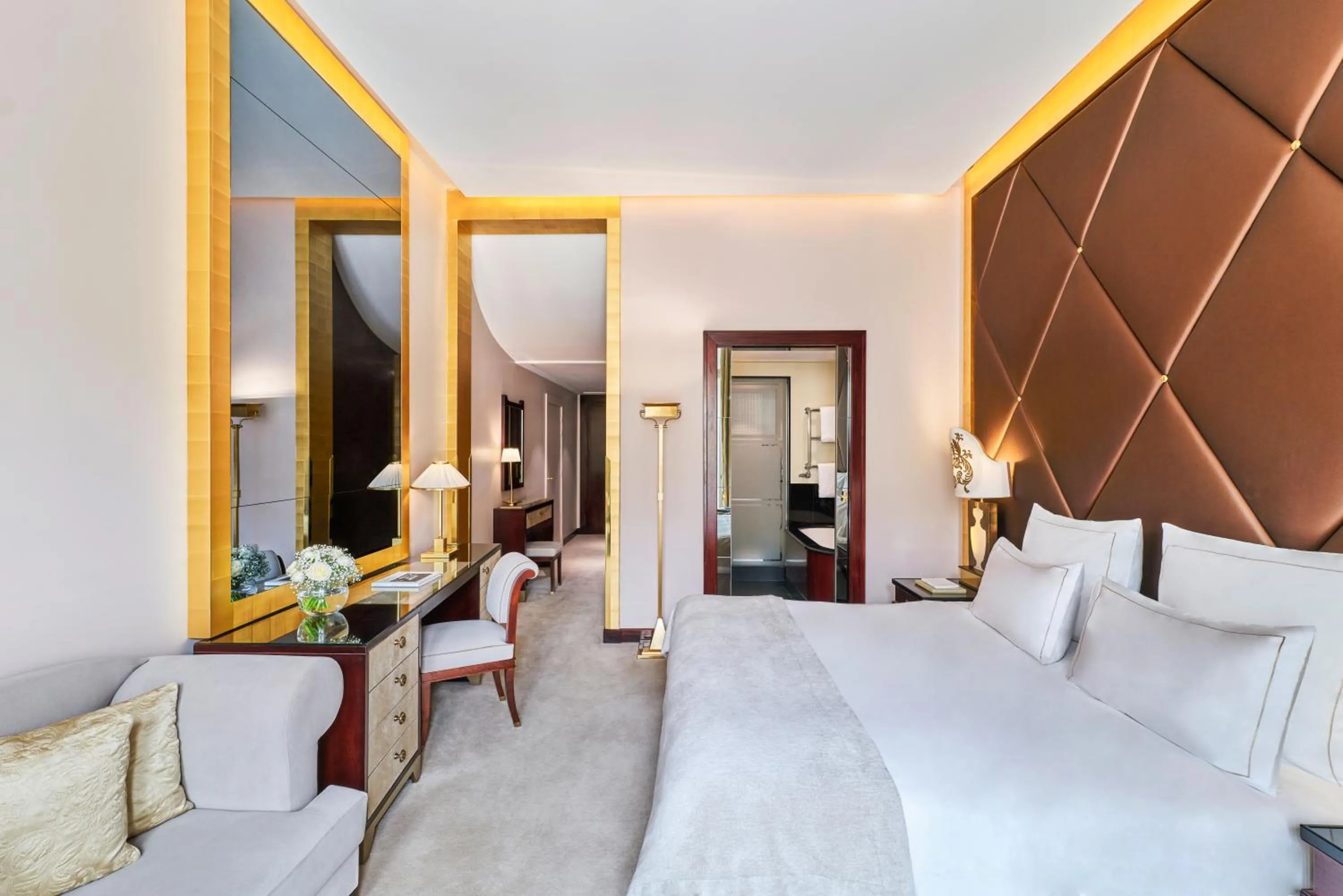 Photo of the whole room, Bed in Hôtel Barrière Fouquet's Paris