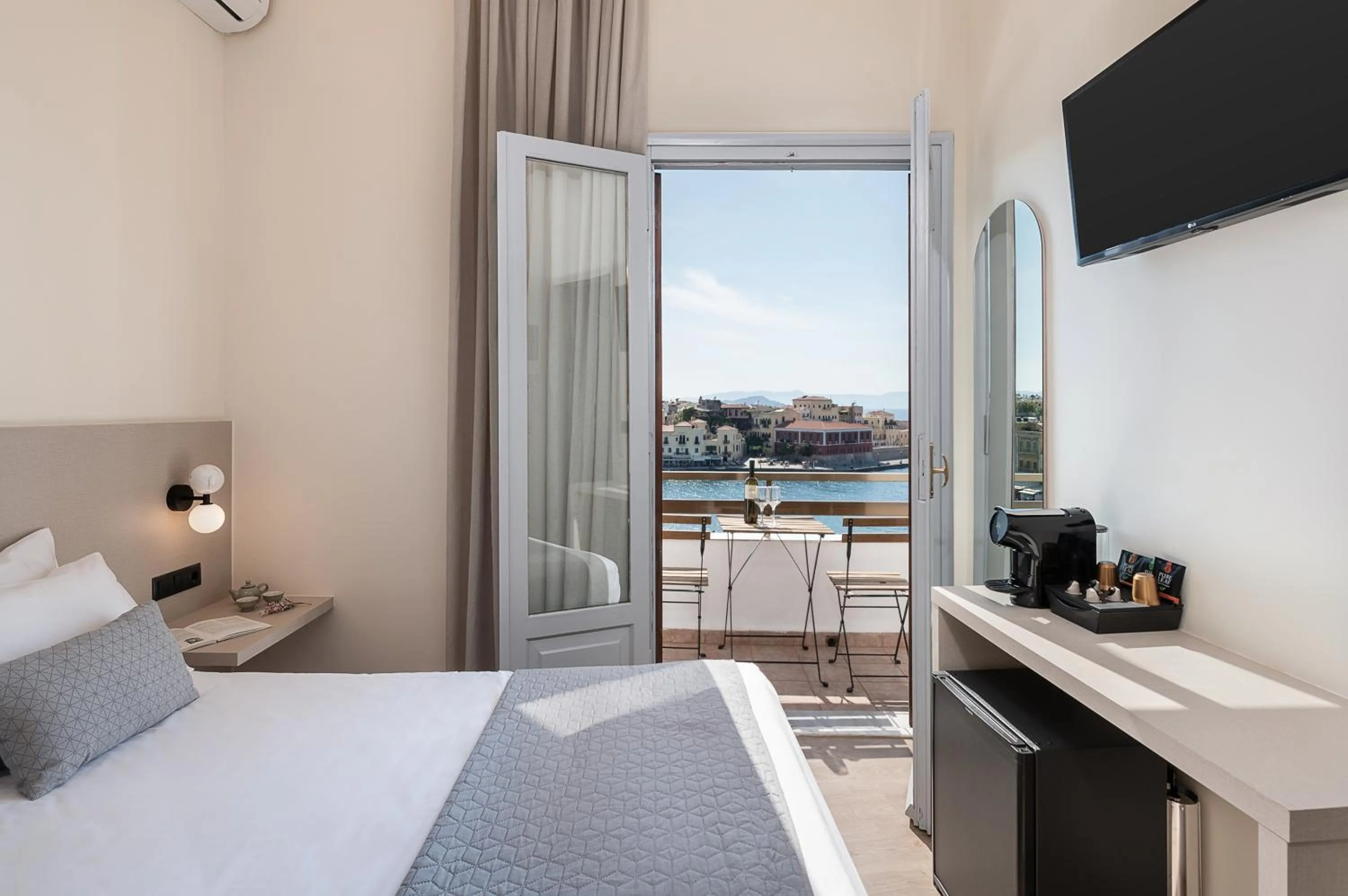 Balcony/Terrace, Bed in Amphitrite Hotel