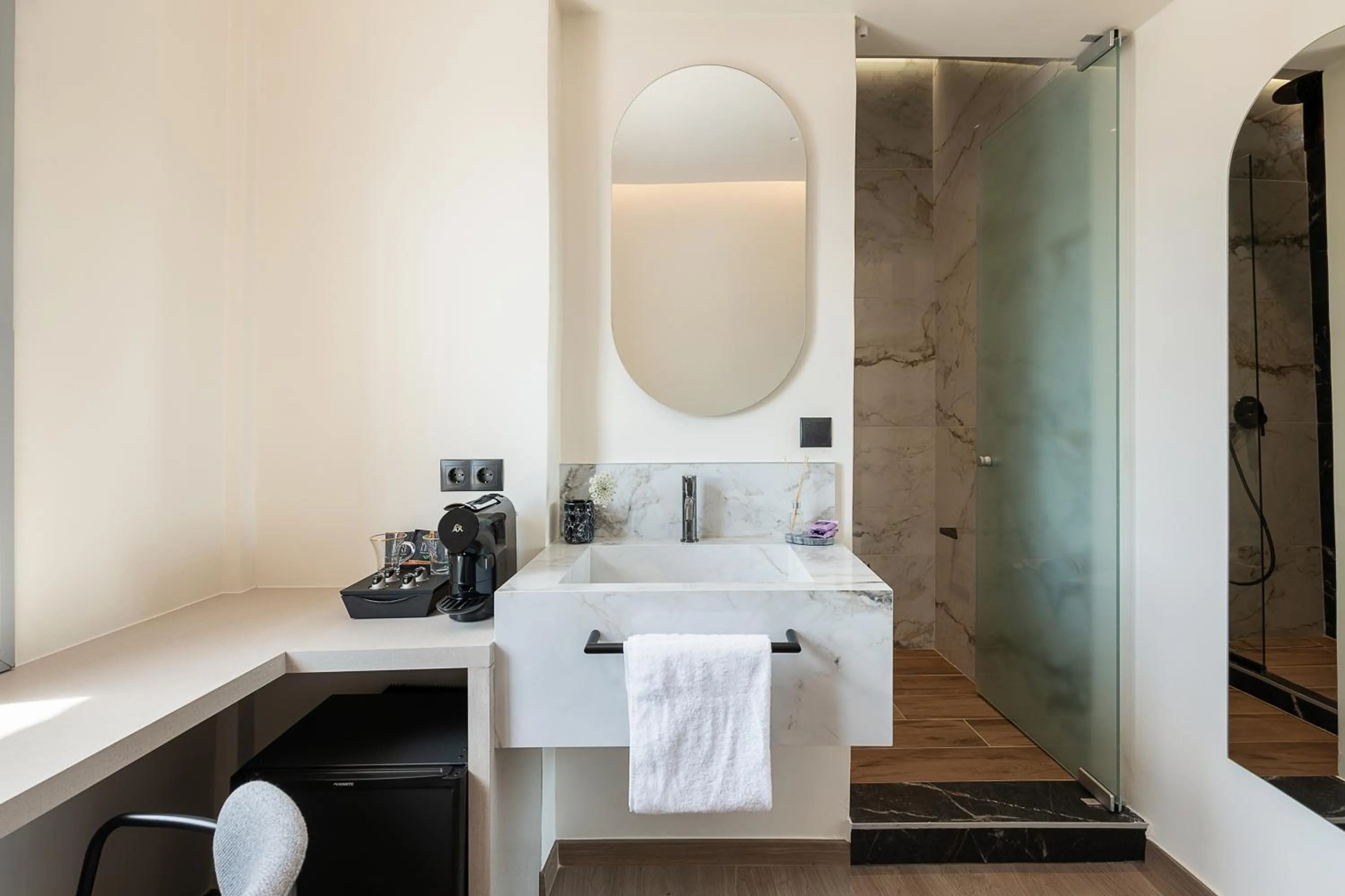 Coffee/tea facilities in Amphitrite Hotel