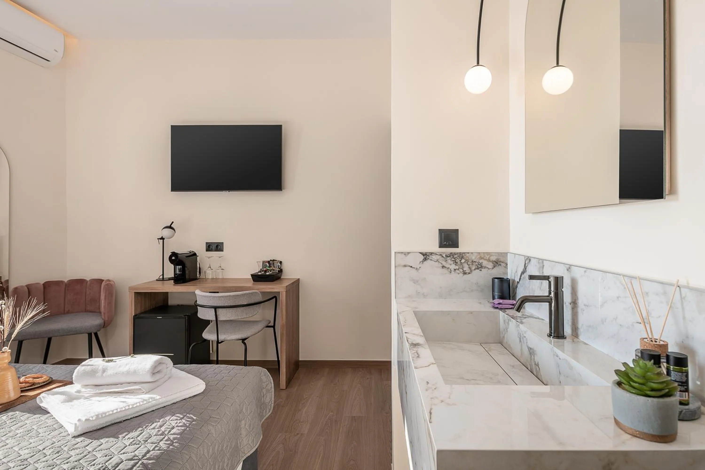 TV and multimedia, Bed in Amphitrite Hotel