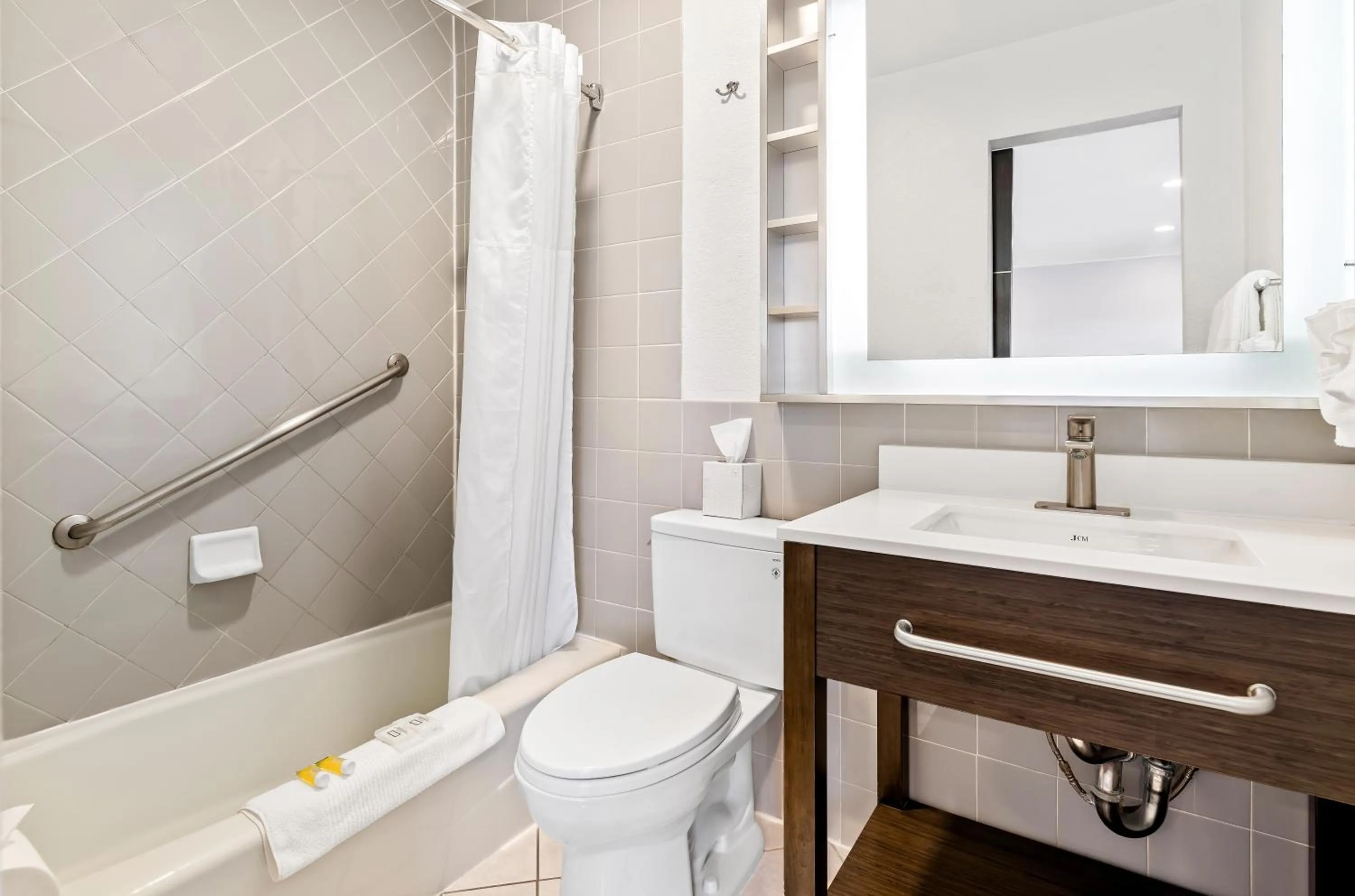 Shower in Signature Inn San Francisco Marina District