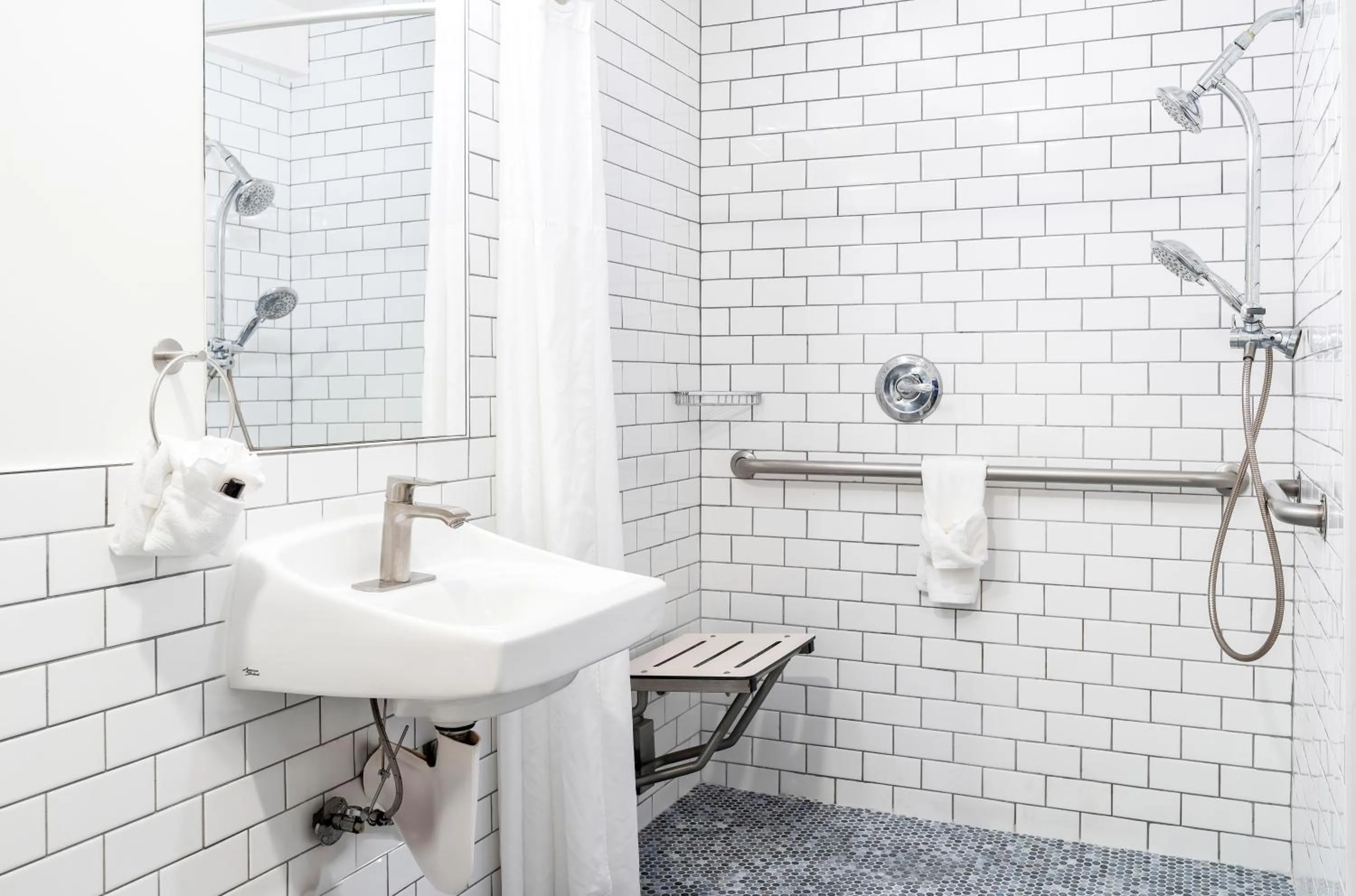 Shower in Signature Inn San Francisco Marina District