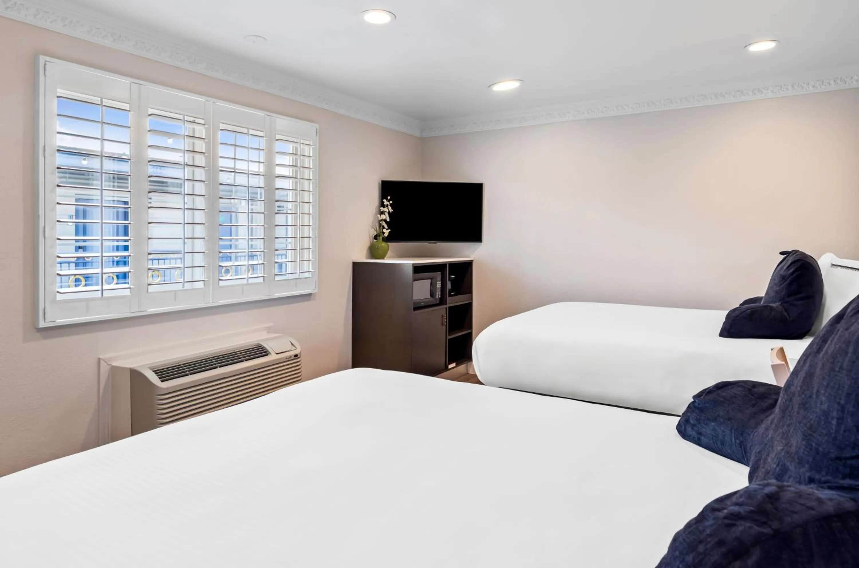 Bed in Signature Inn San Francisco Marina District