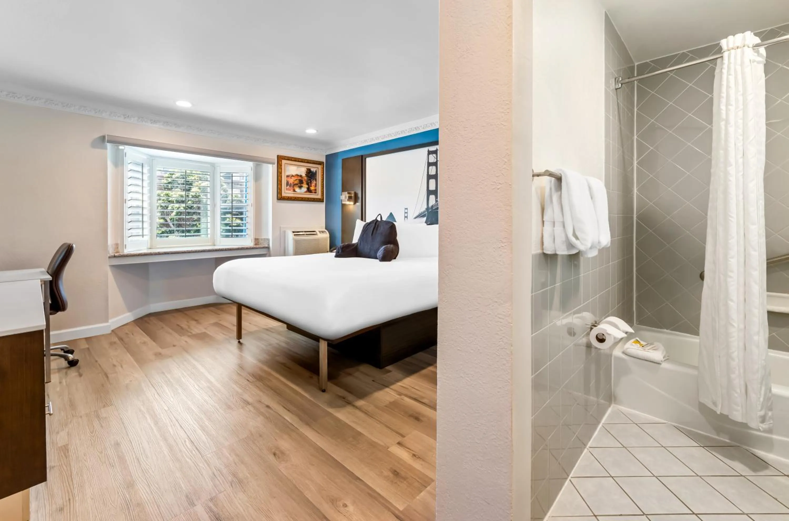 Shower, Bed in Signature Inn San Francisco Marina District