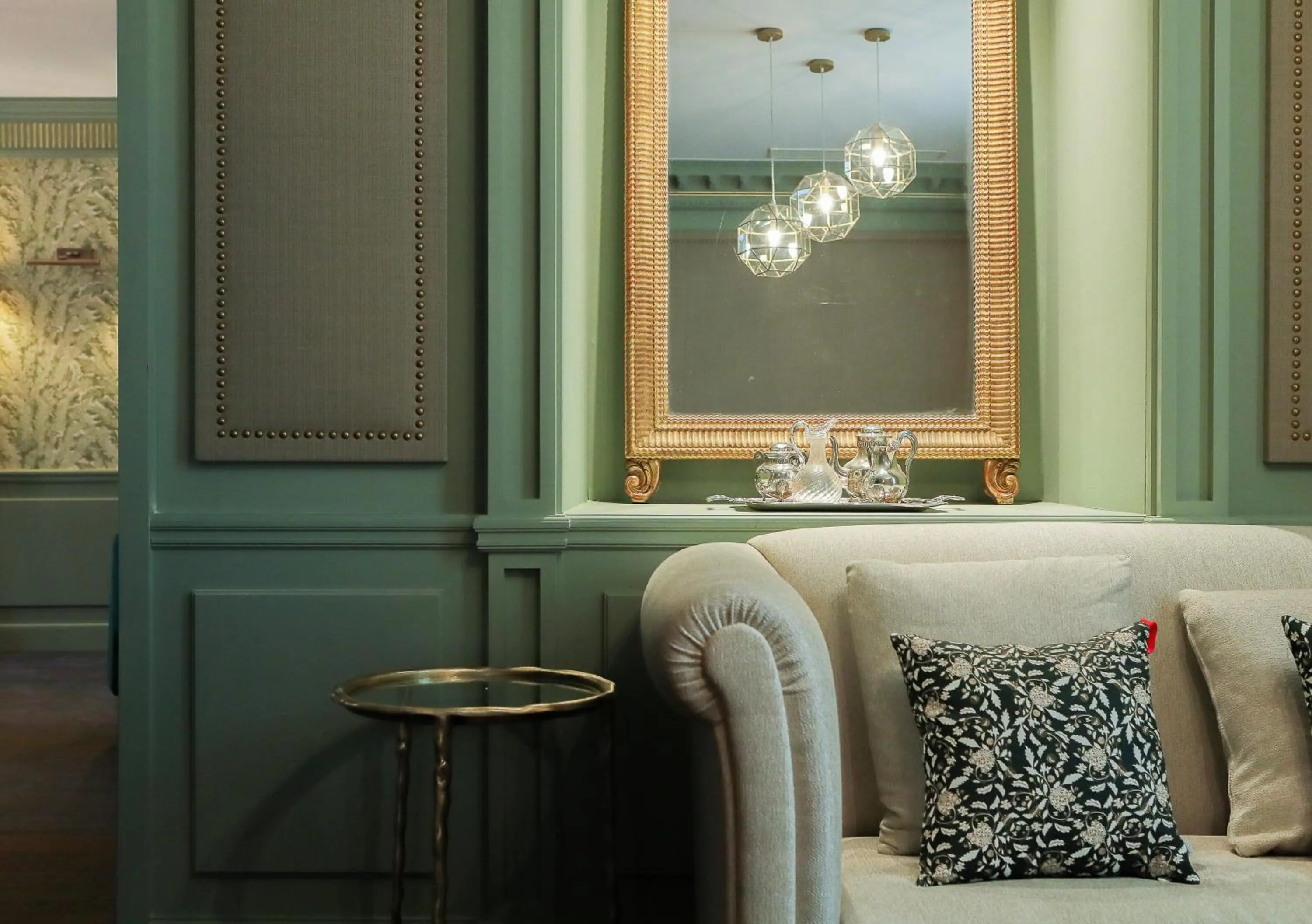 Communal lounge/ TV room in Château de Saulon