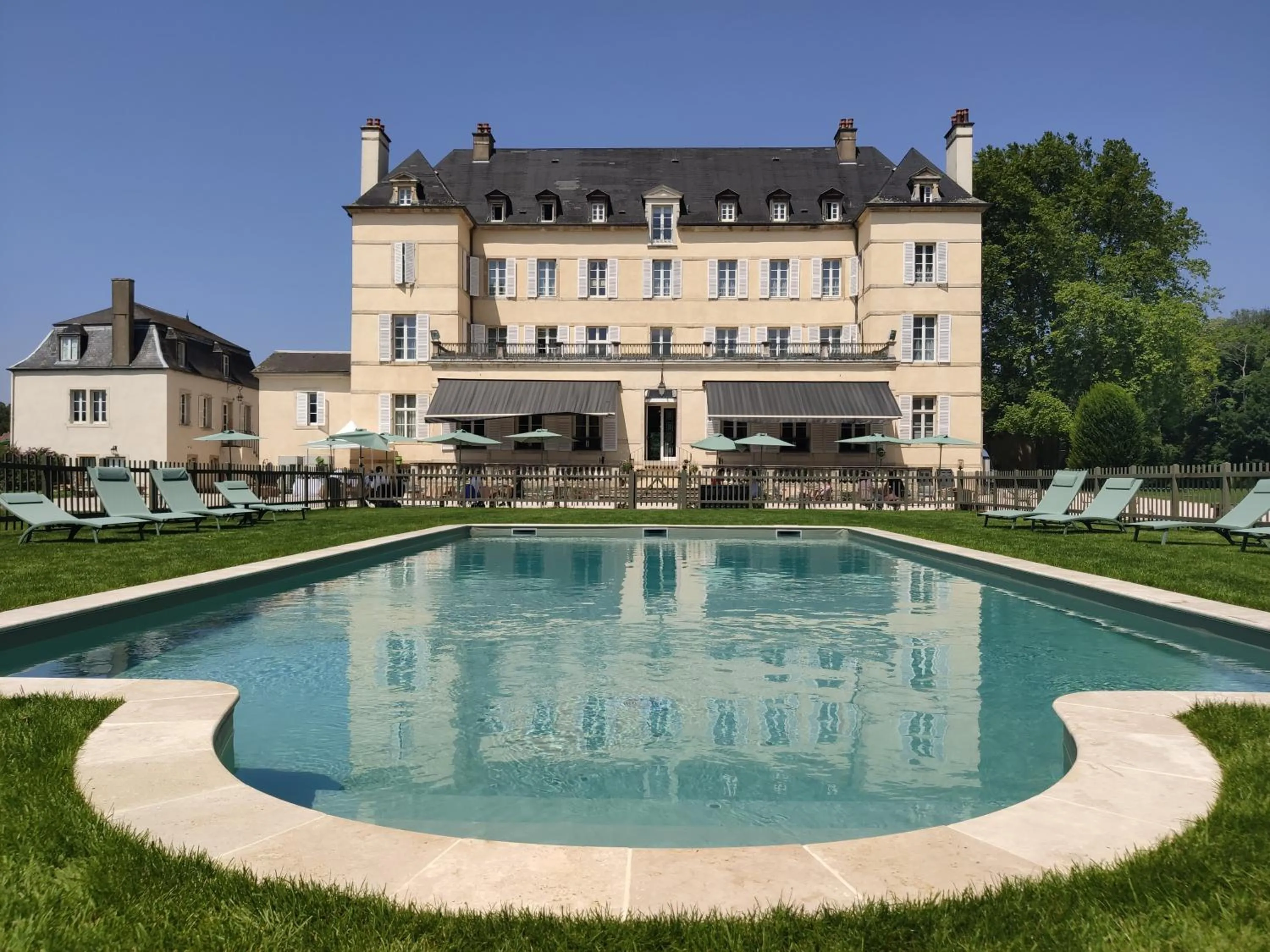 Property building in Château de Saulon