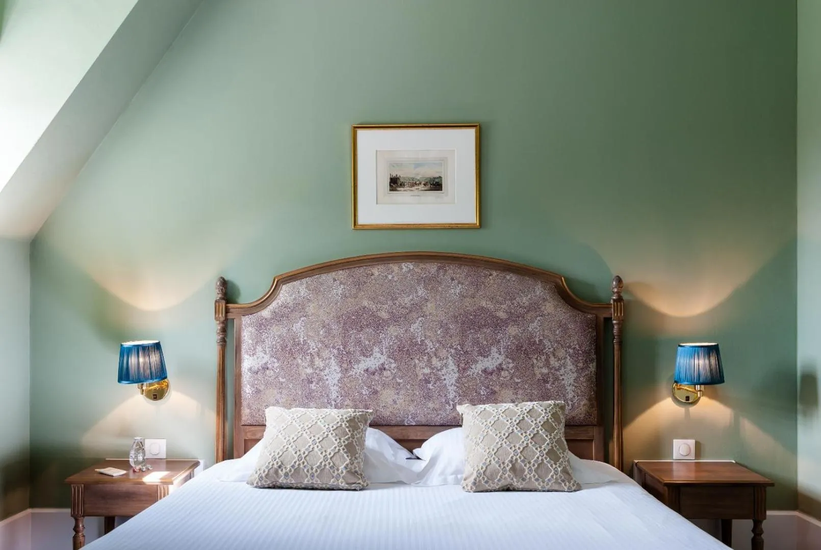 Photo of the whole room, Bed in Château de Saulon