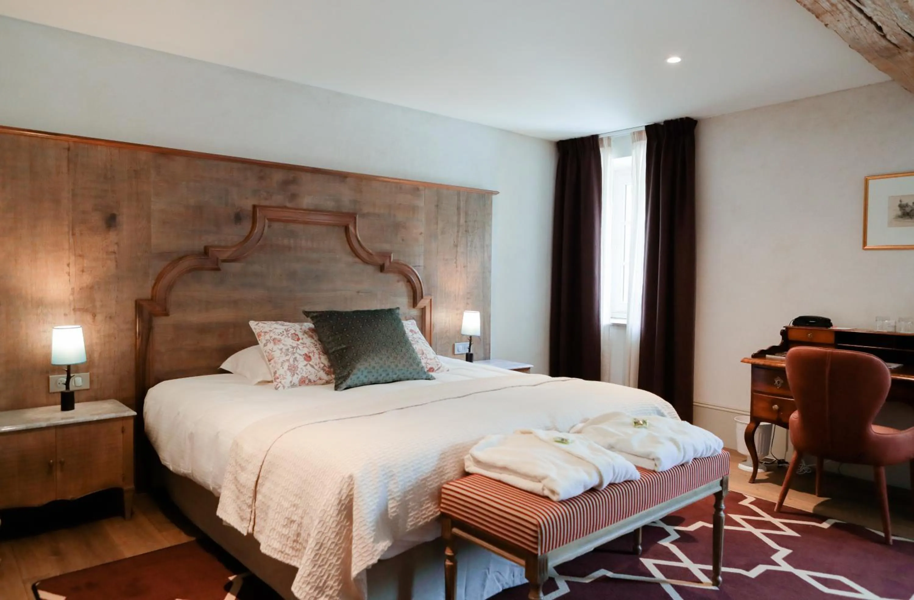 Photo of the whole room, Bed in Château de Saulon