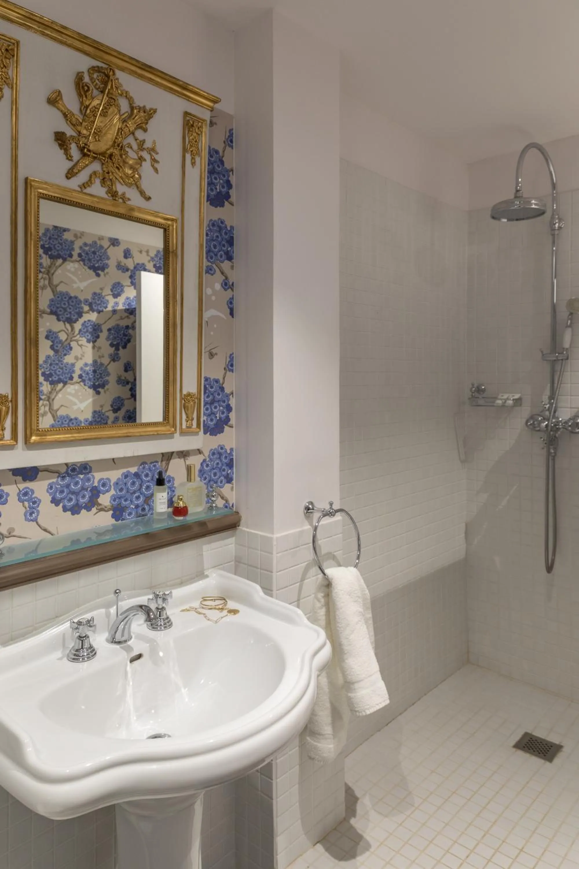 Shower in Château de Saulon