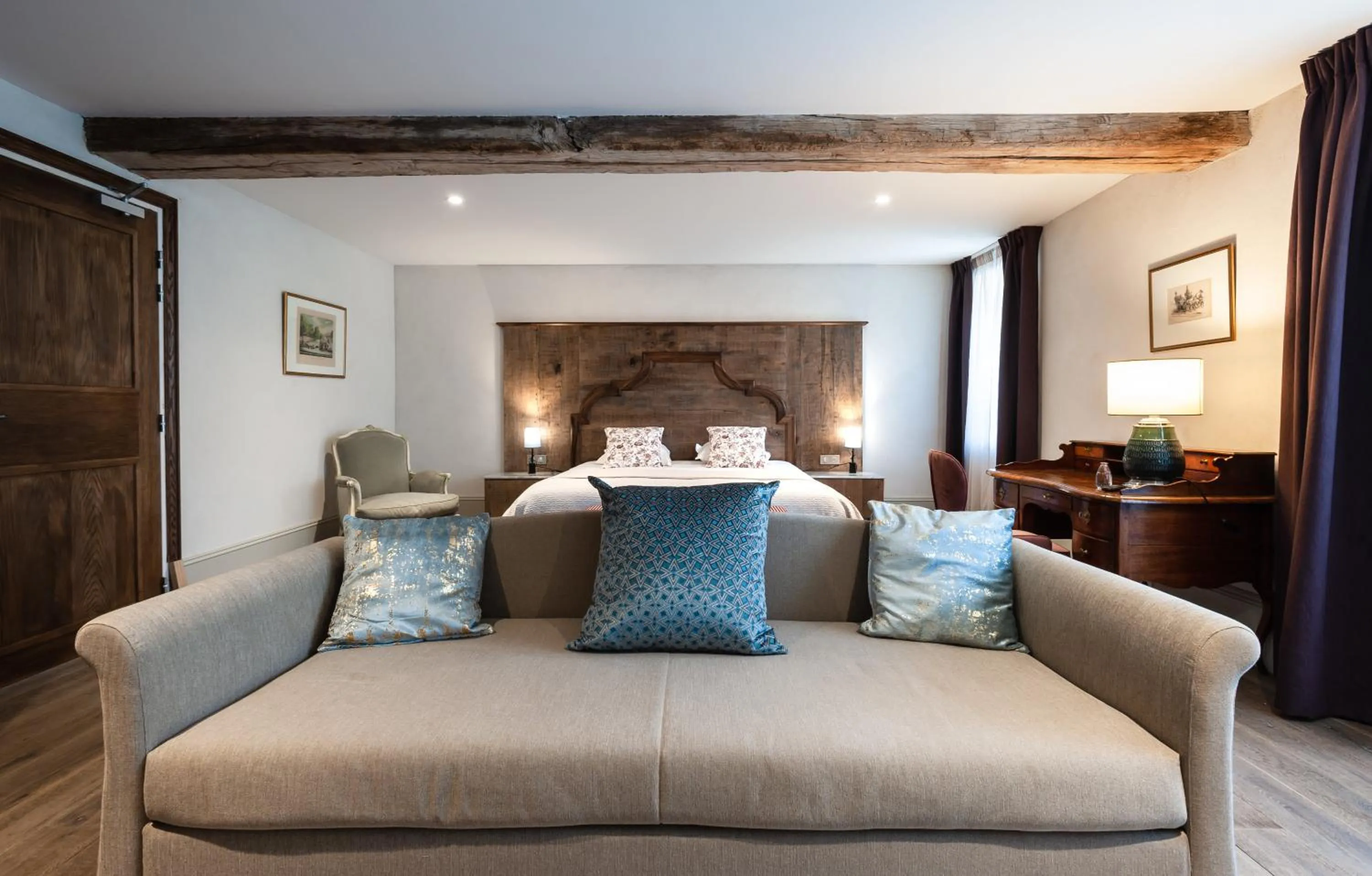 Living room, Bed in Château de Saulon