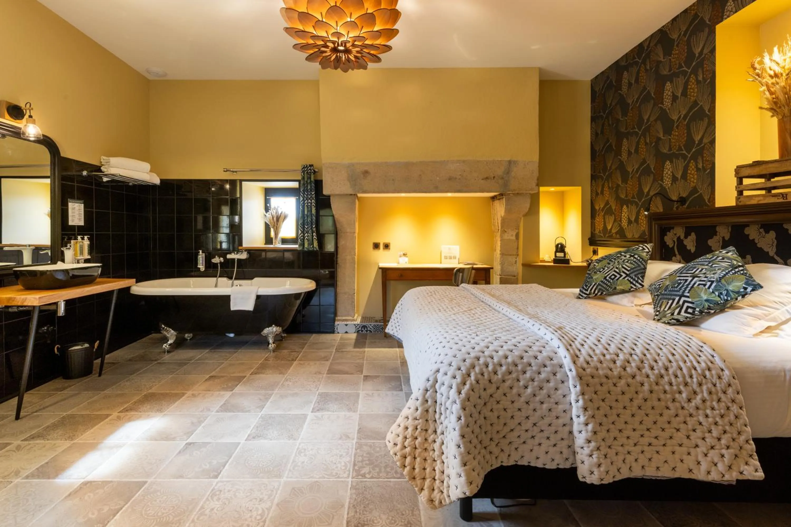 Photo of the whole room, Bed in Château de Saulon