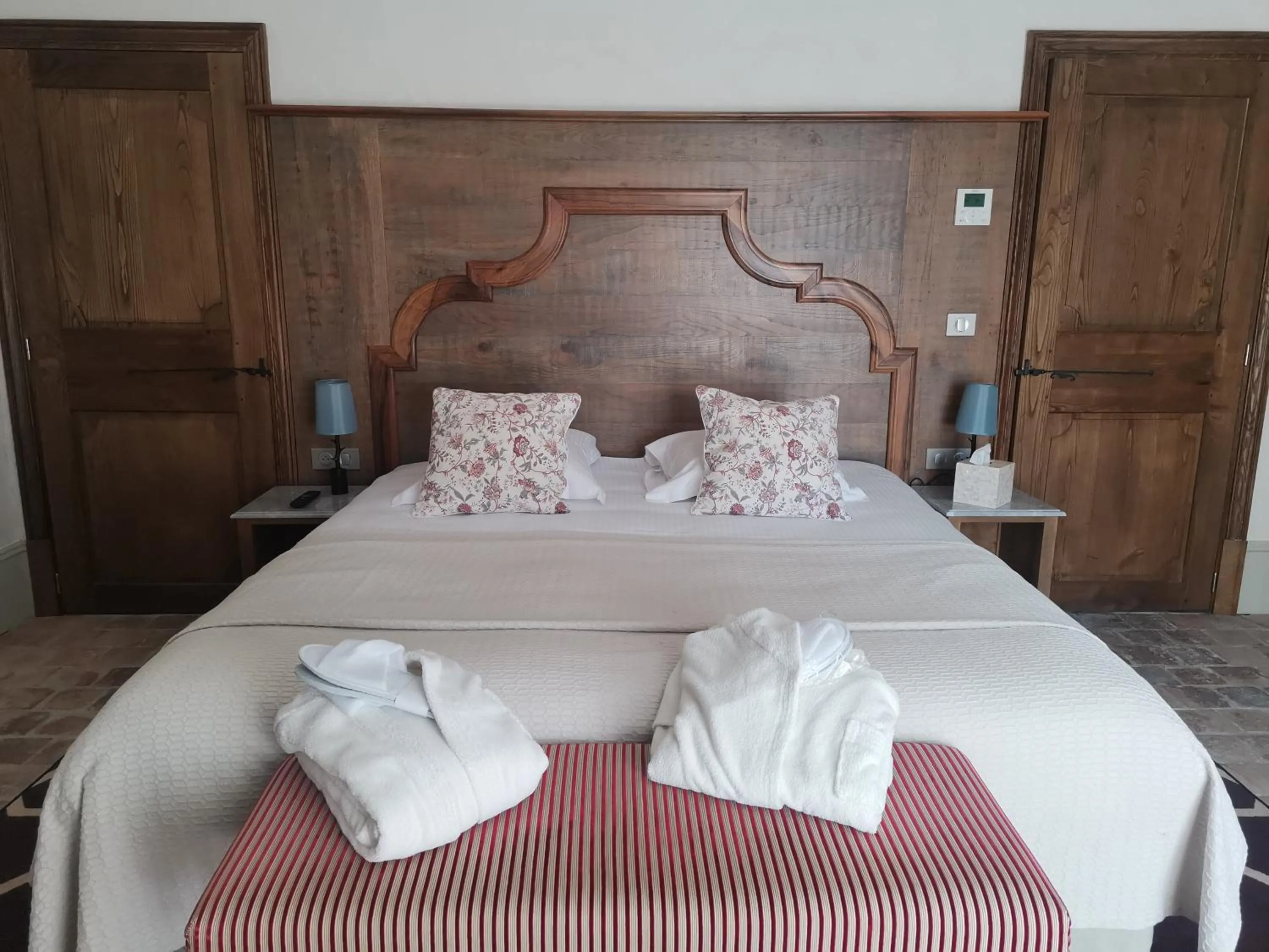 Bedroom, Bed in Château de Saulon