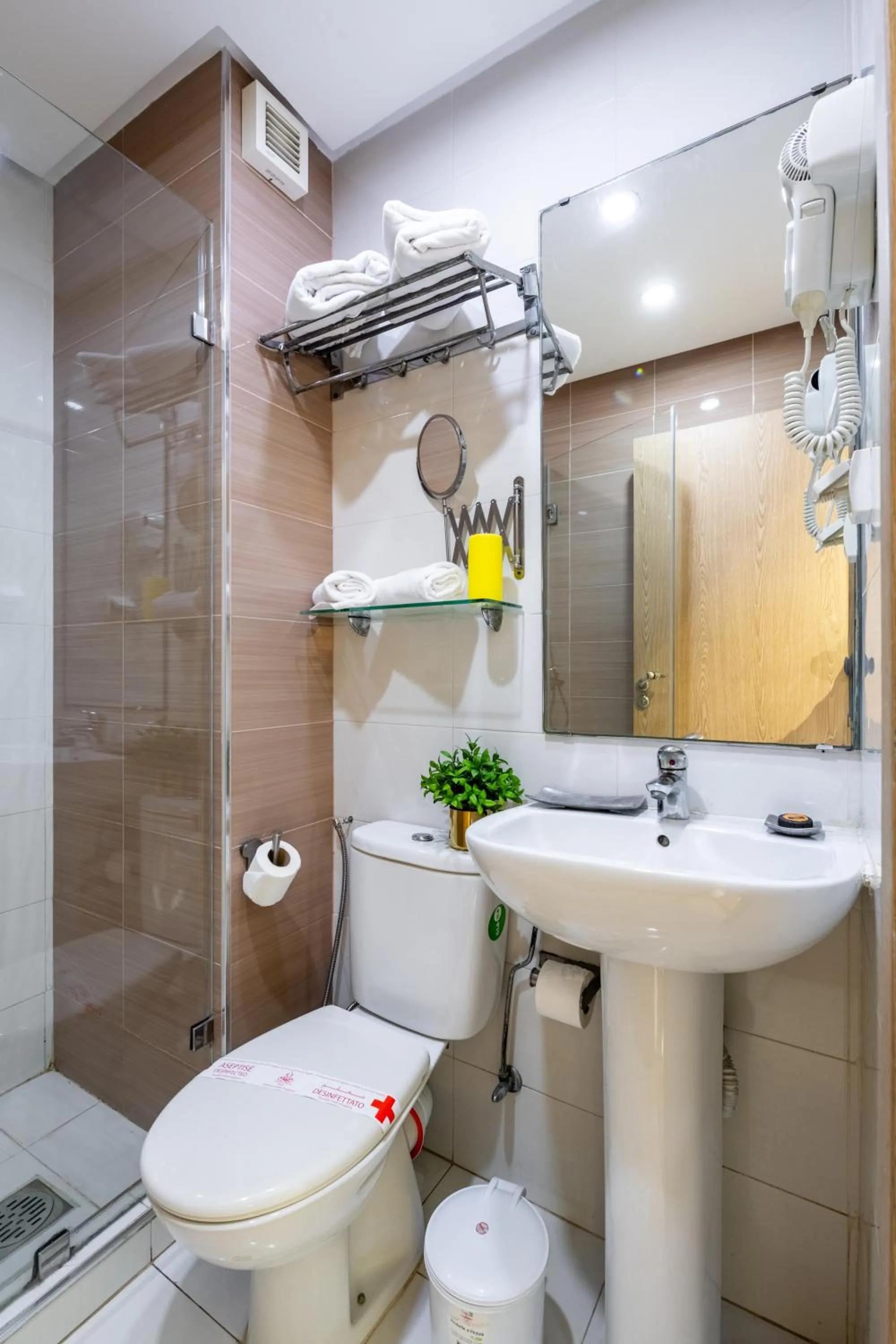 Shower in Hotel Le Musée