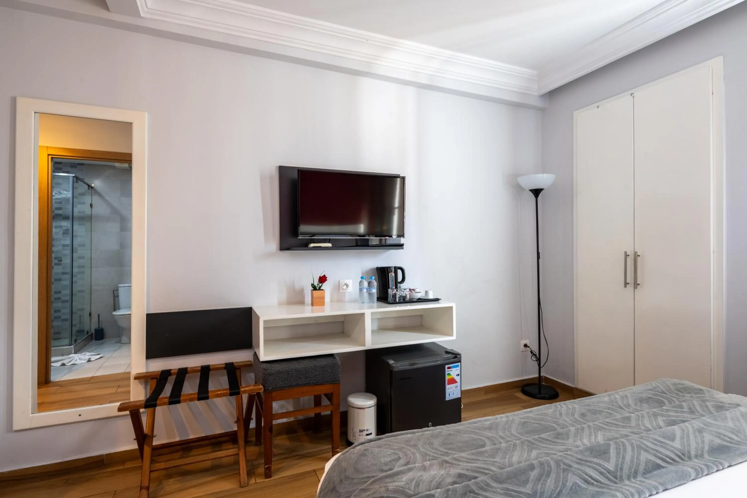 Communal lounge/ TV room, Bed in Hotel Le Musée