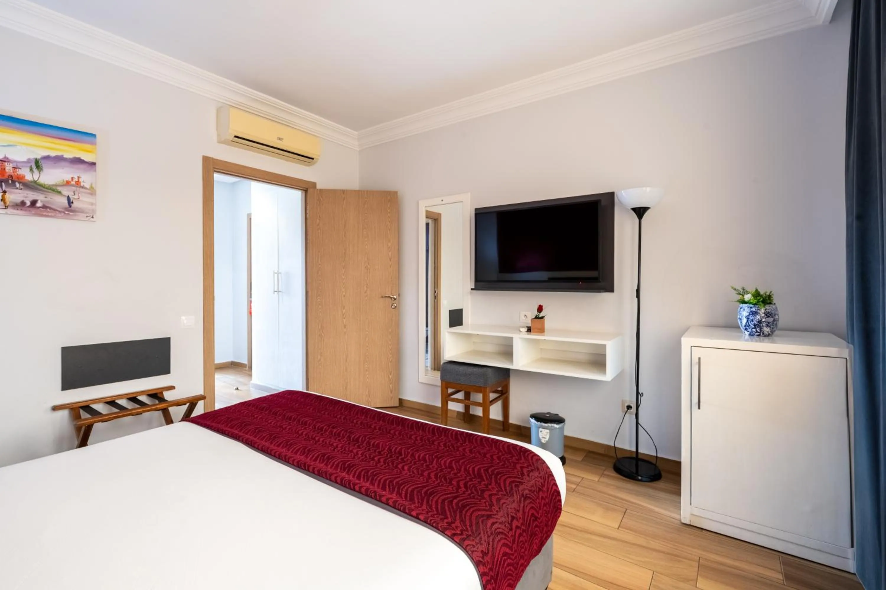 Communal lounge/ TV room, Bed in Hotel Le Musée