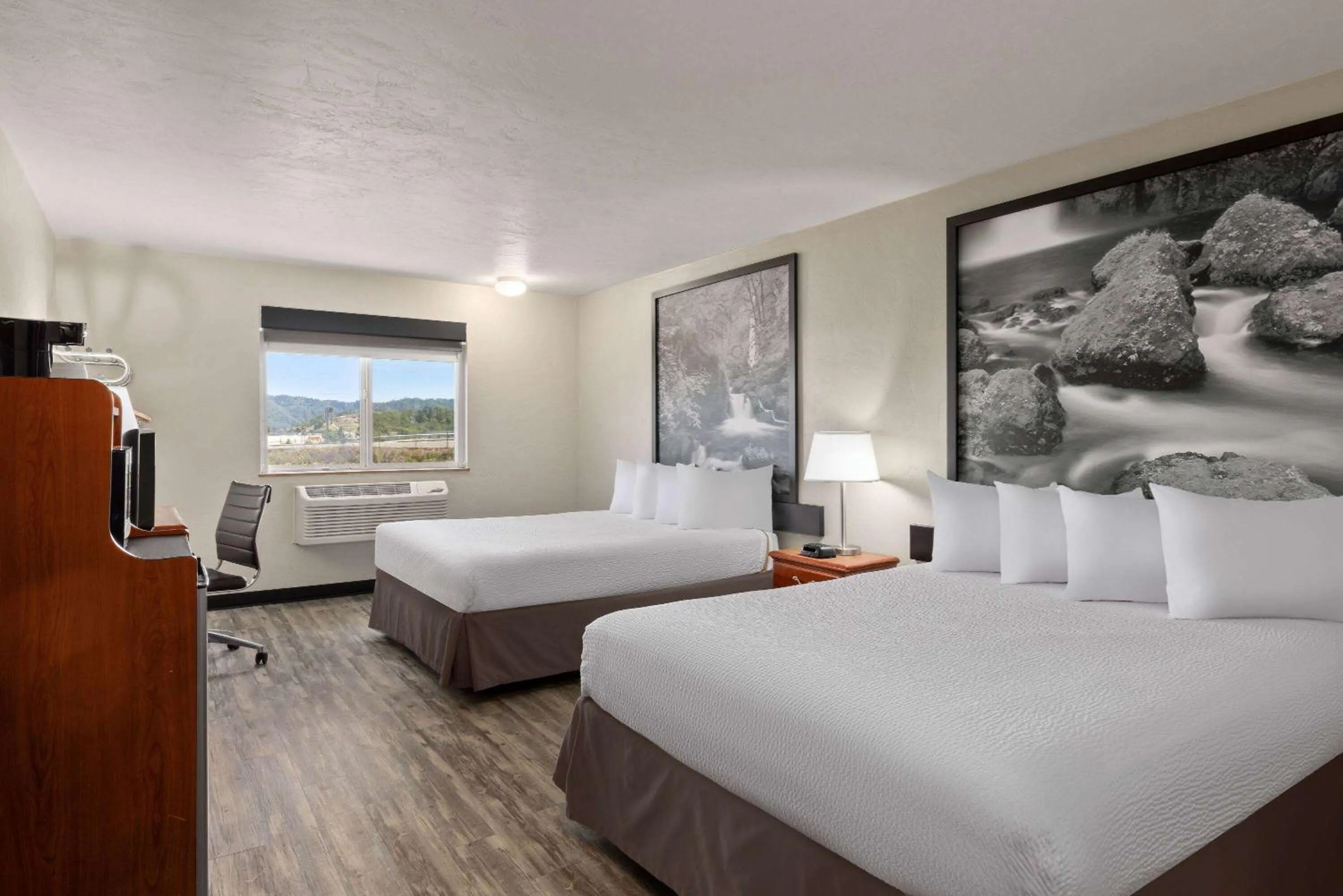 Photo of the whole room, Bed in Super 8 by Wyndham Roseburg