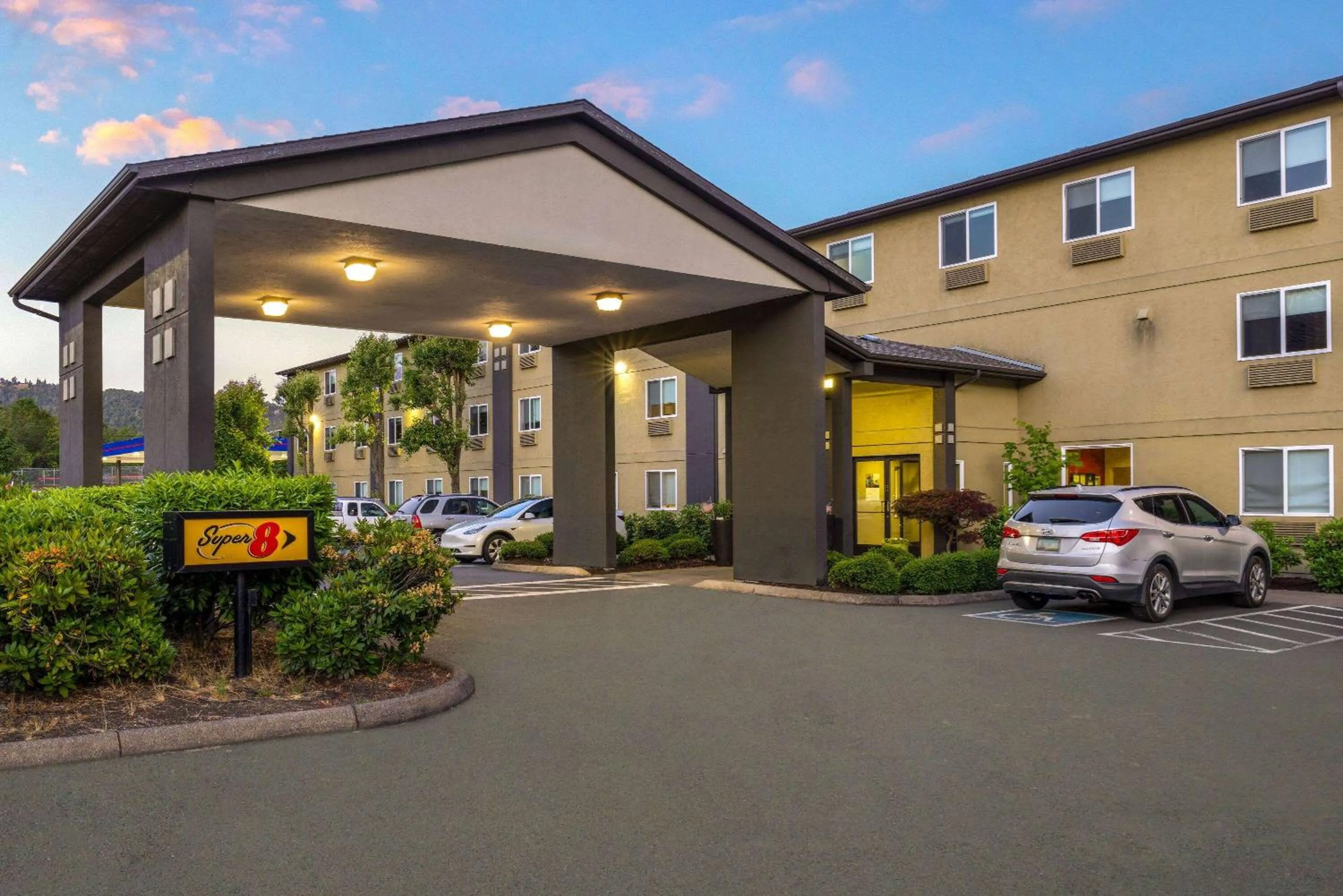 Property building in Super 8 by Wyndham Roseburg