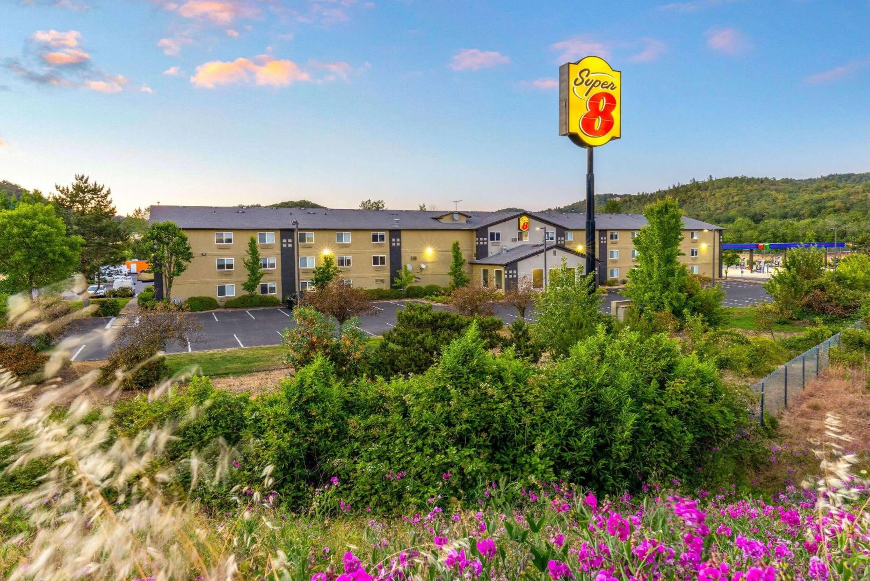 Property building in Super 8 by Wyndham Roseburg