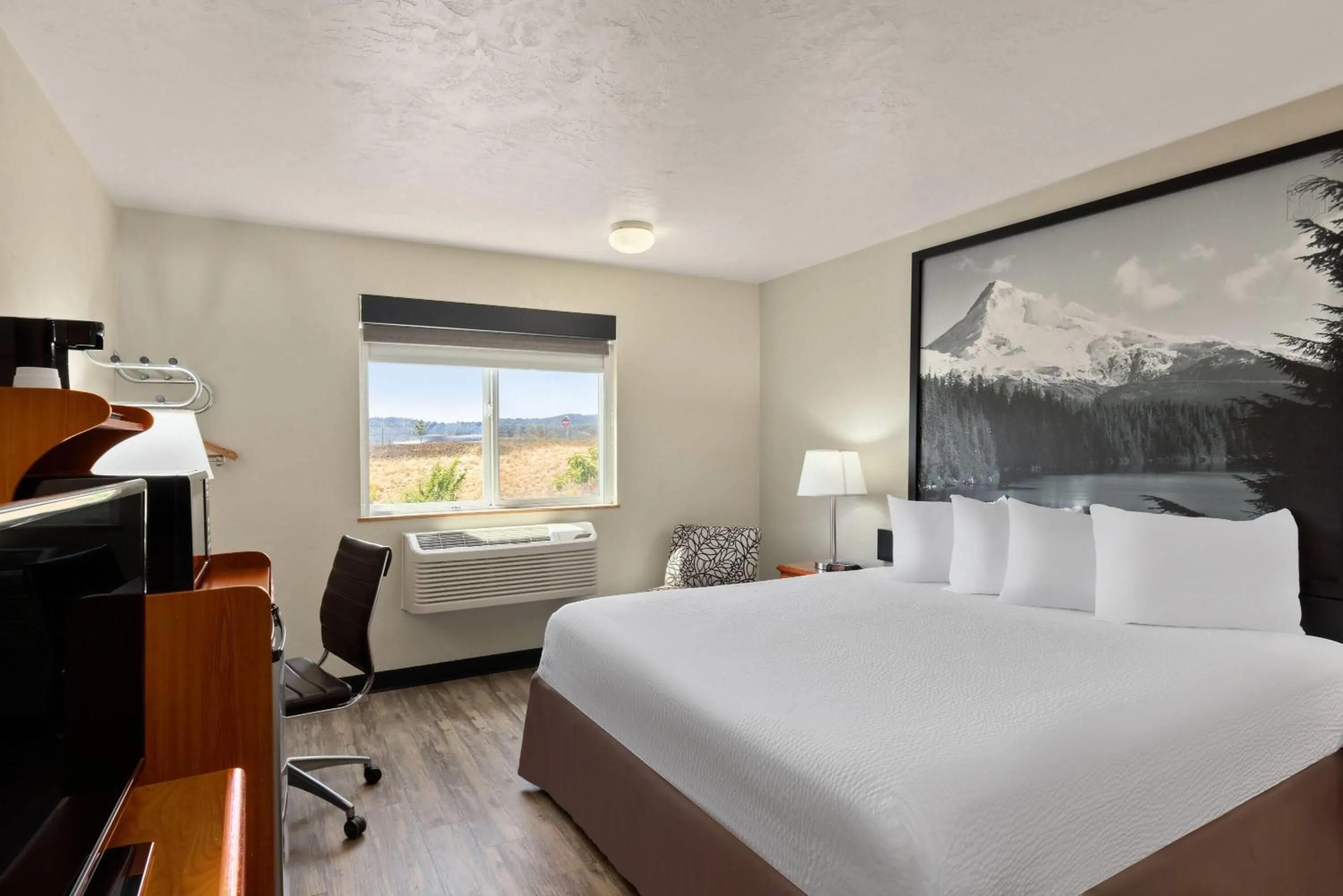 Photo of the whole room, Bed in Super 8 by Wyndham Roseburg