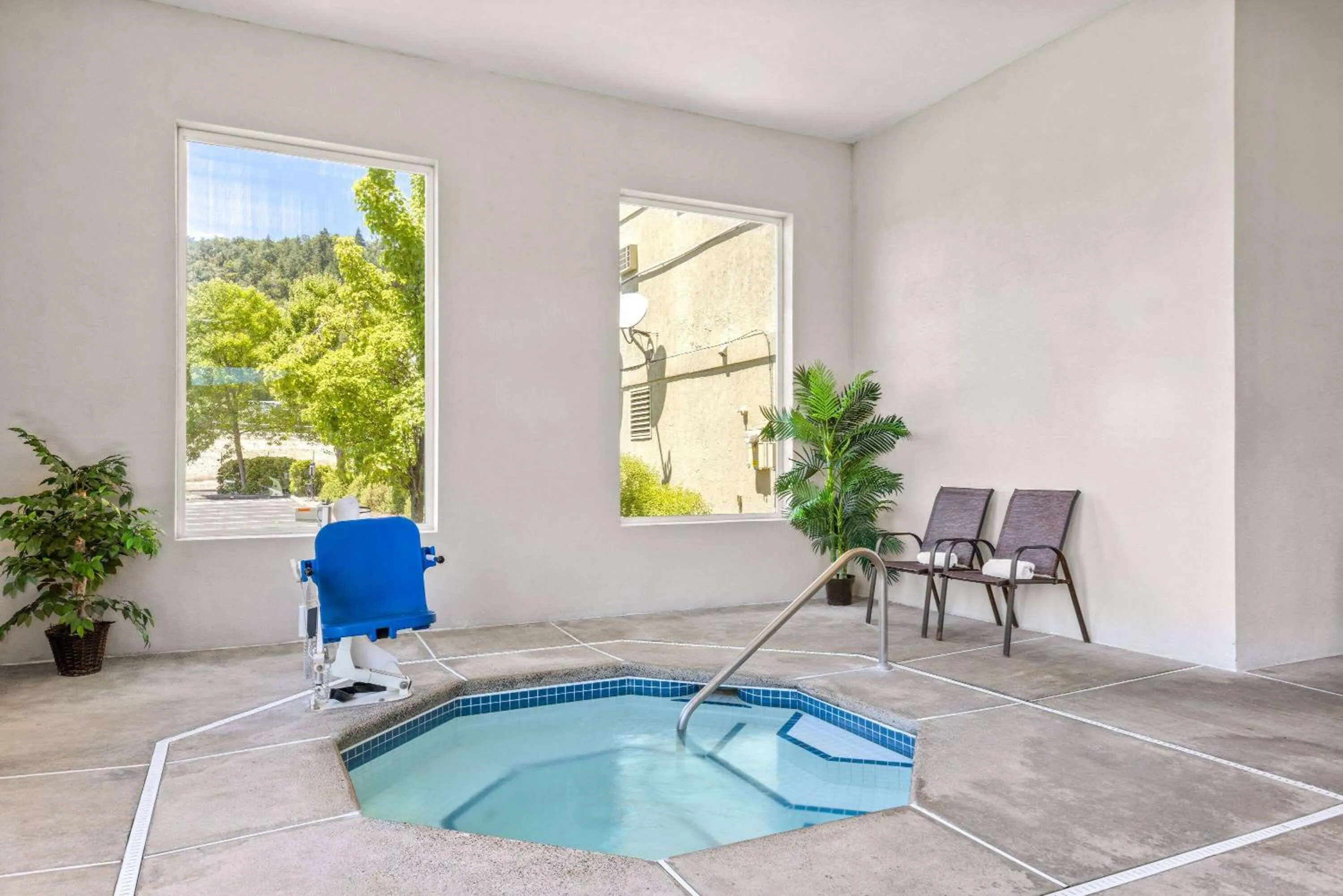 Hot Tub in Super 8 by Wyndham Roseburg