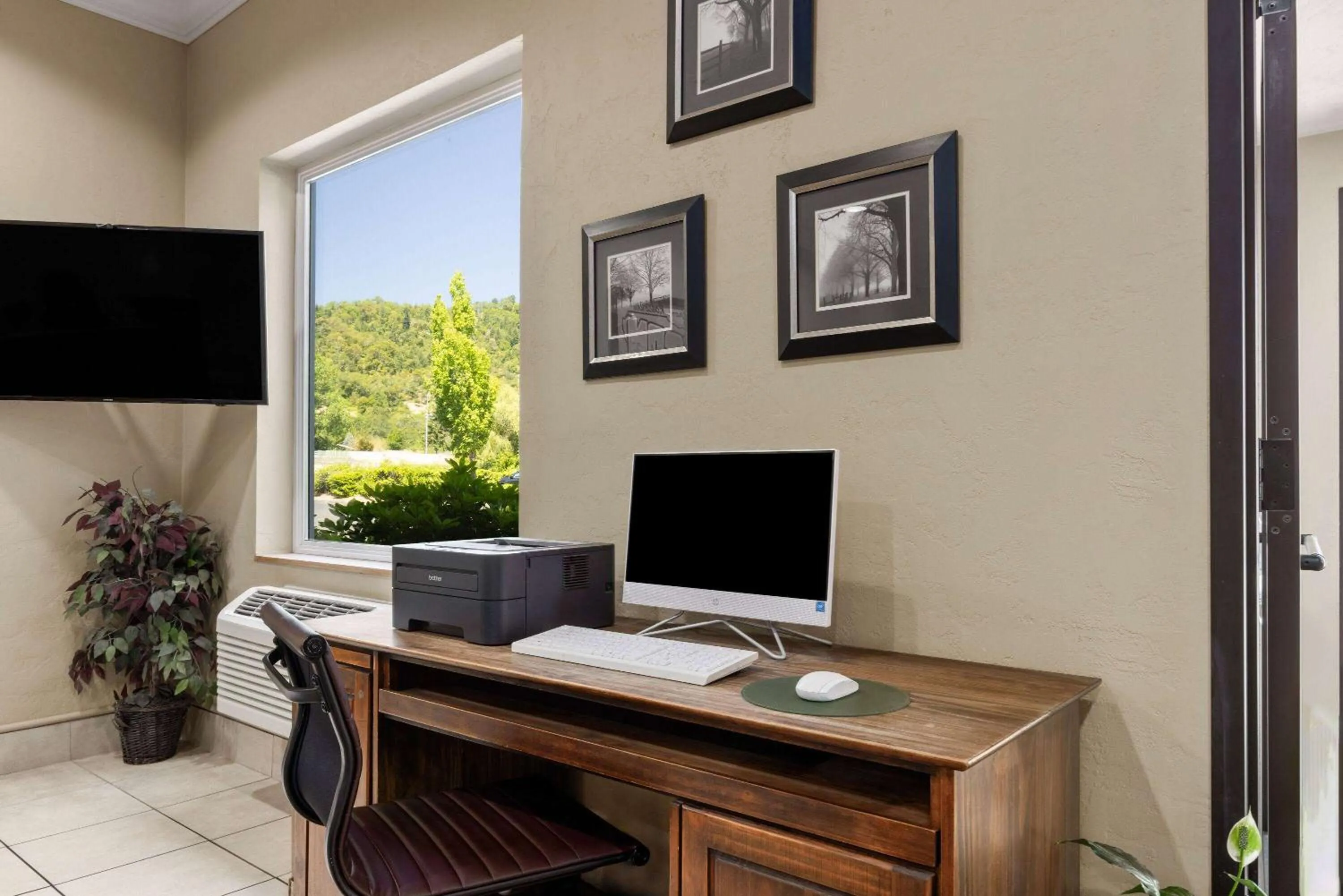 Business facilities in Super 8 by Wyndham Roseburg