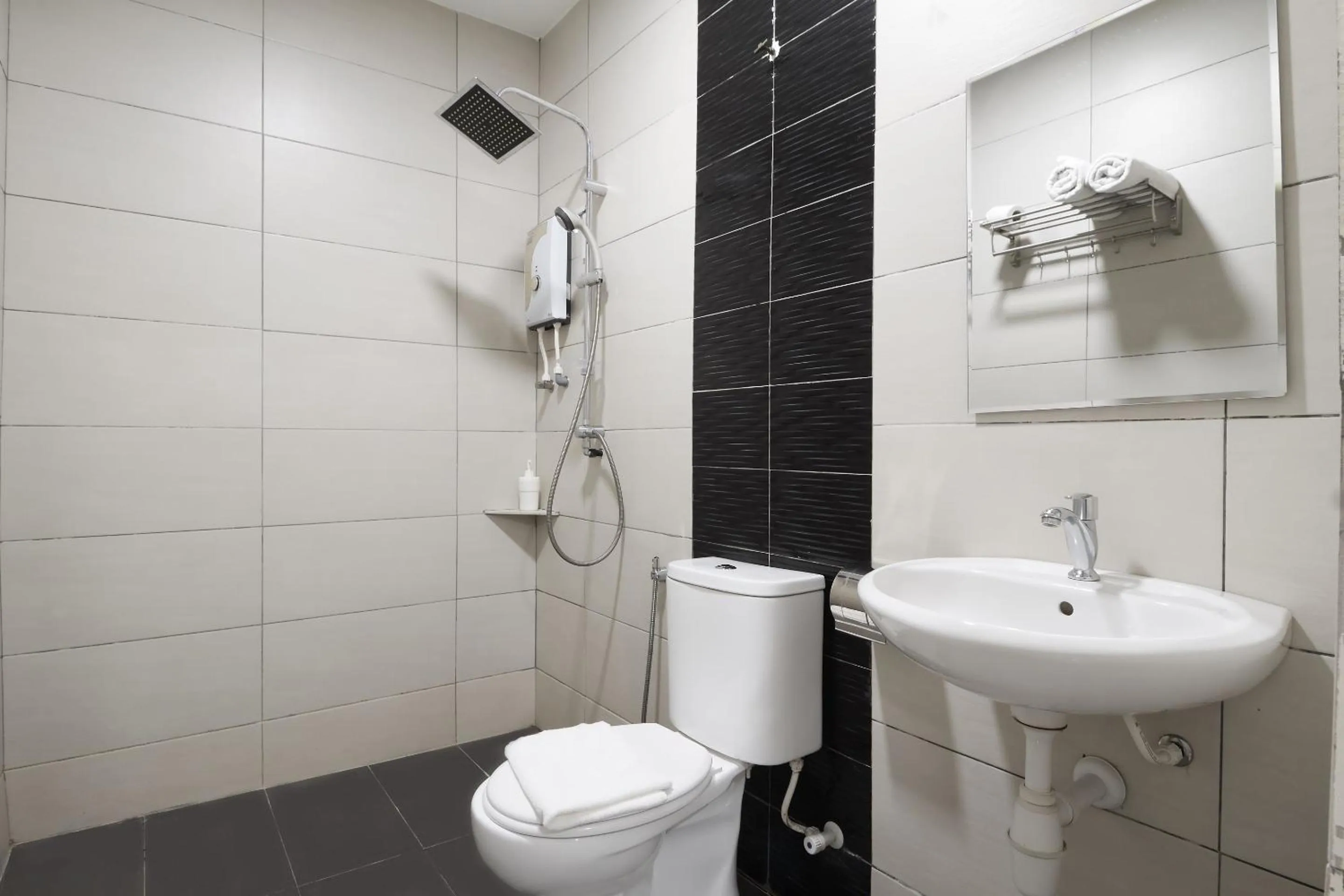 Bathroom in M S Hotel, Tengku Kelana KTM Klang