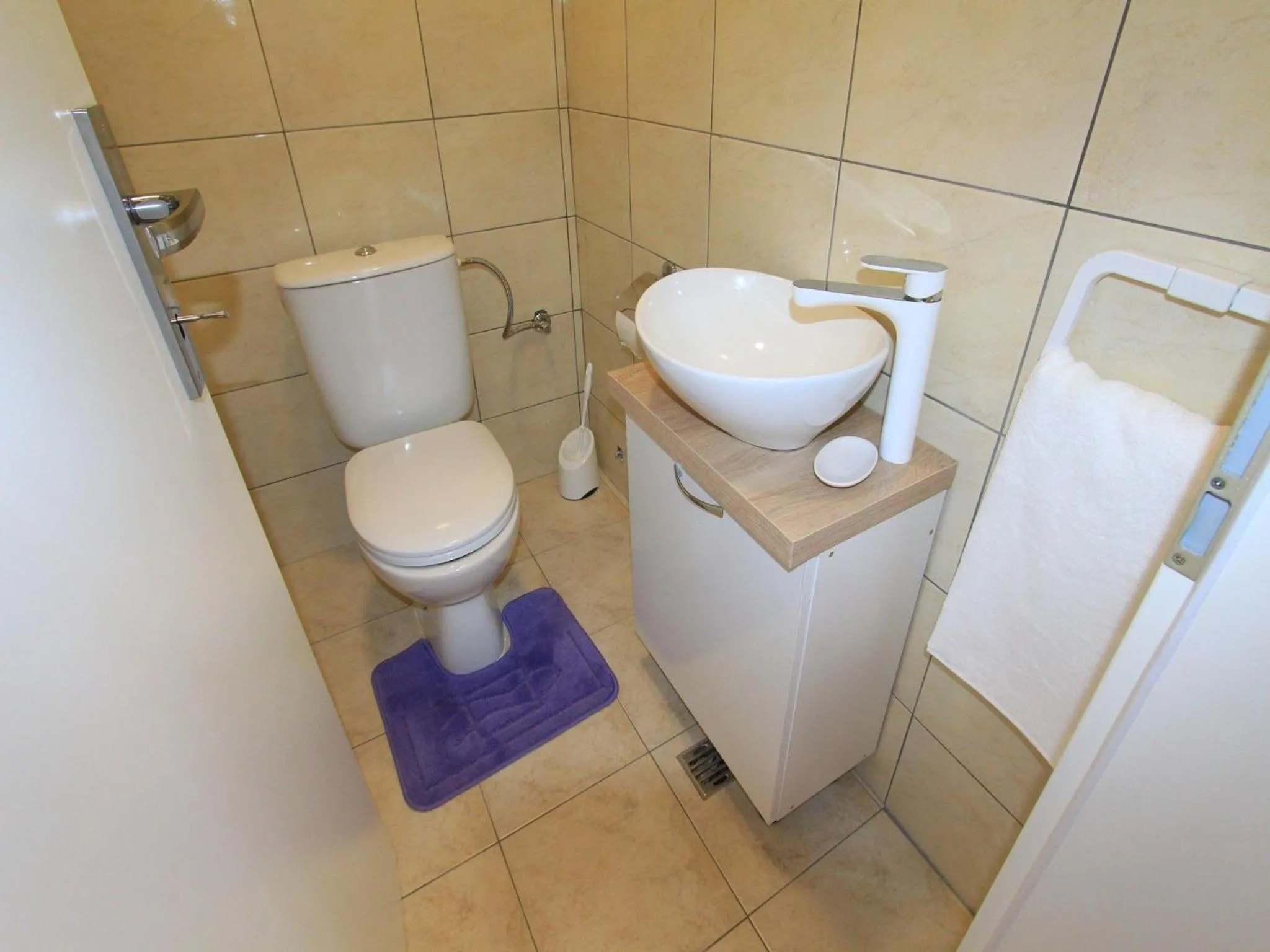 Toilet in Apartments Nero