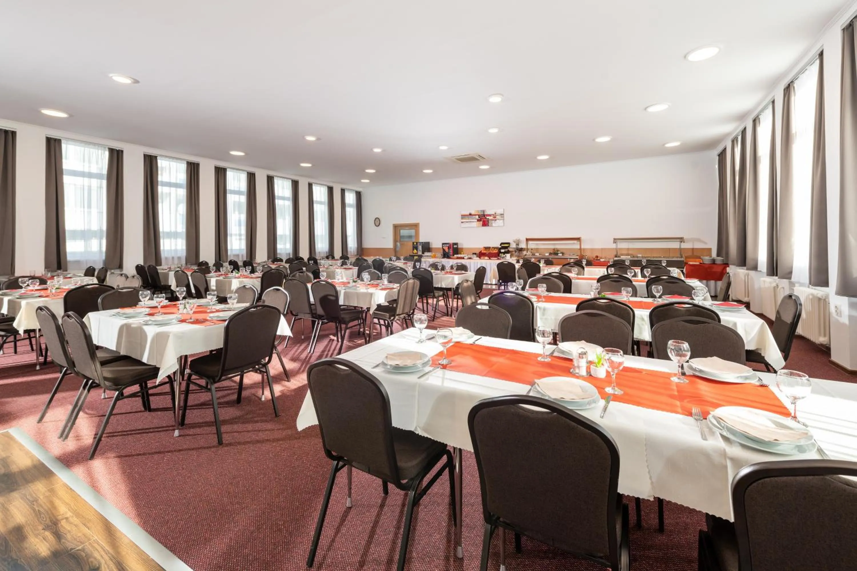 Restaurant/places to eat in Hotel Plus