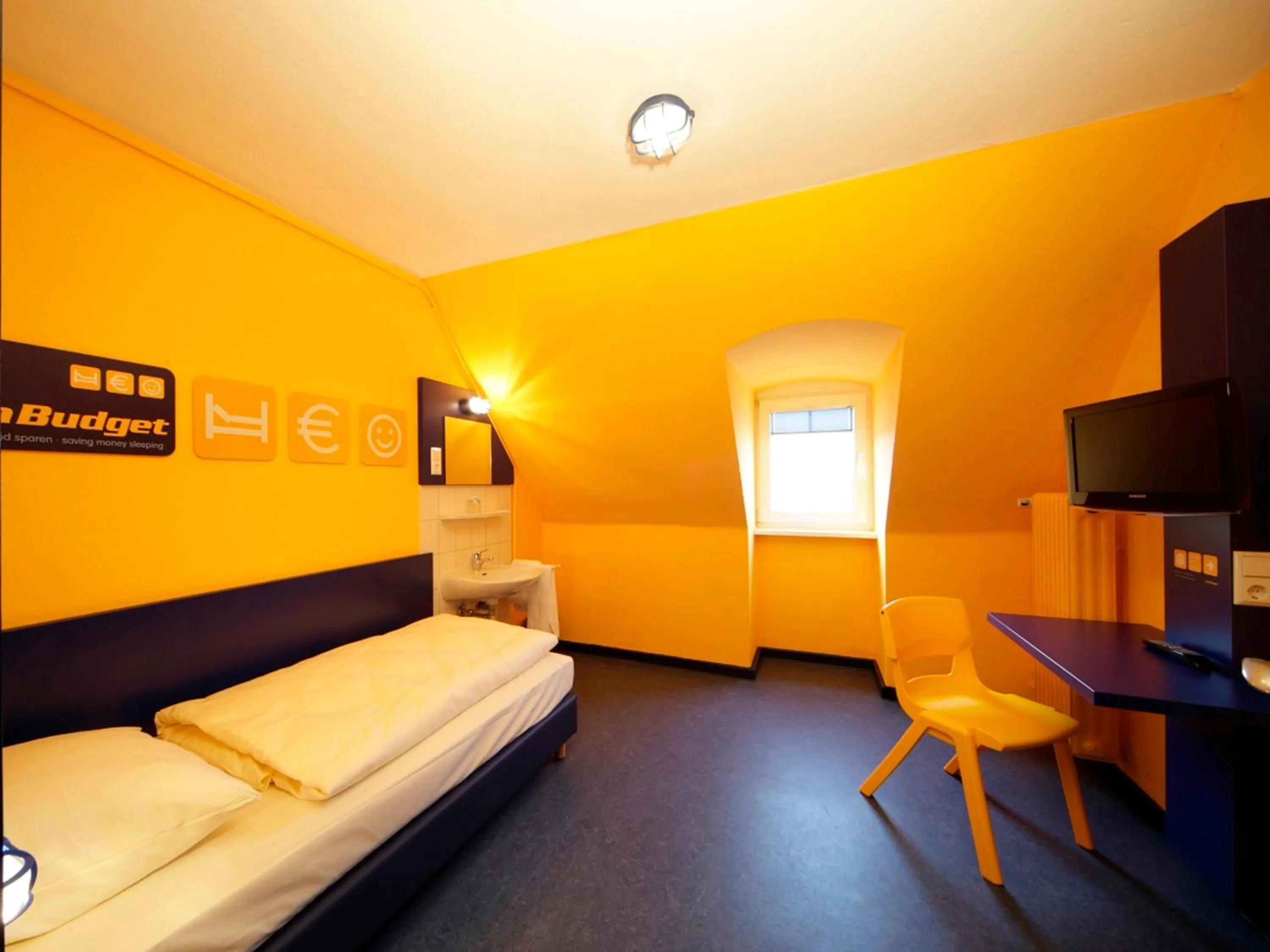 Photo of the whole room, Bed in Bed'nBudget Expo-Hostel Rooms