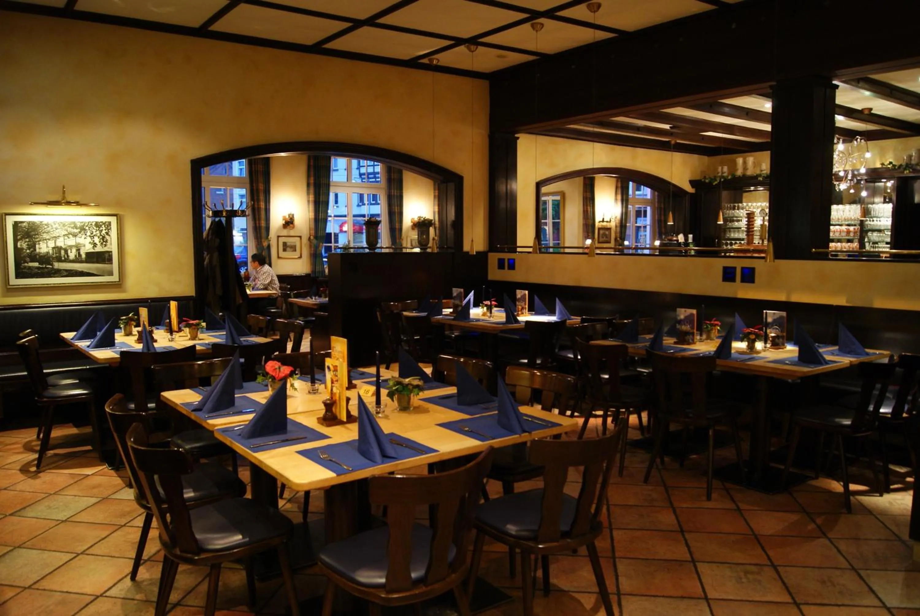 Restaurant/places to eat in Bed'nBudget Expo-Hostel Rooms