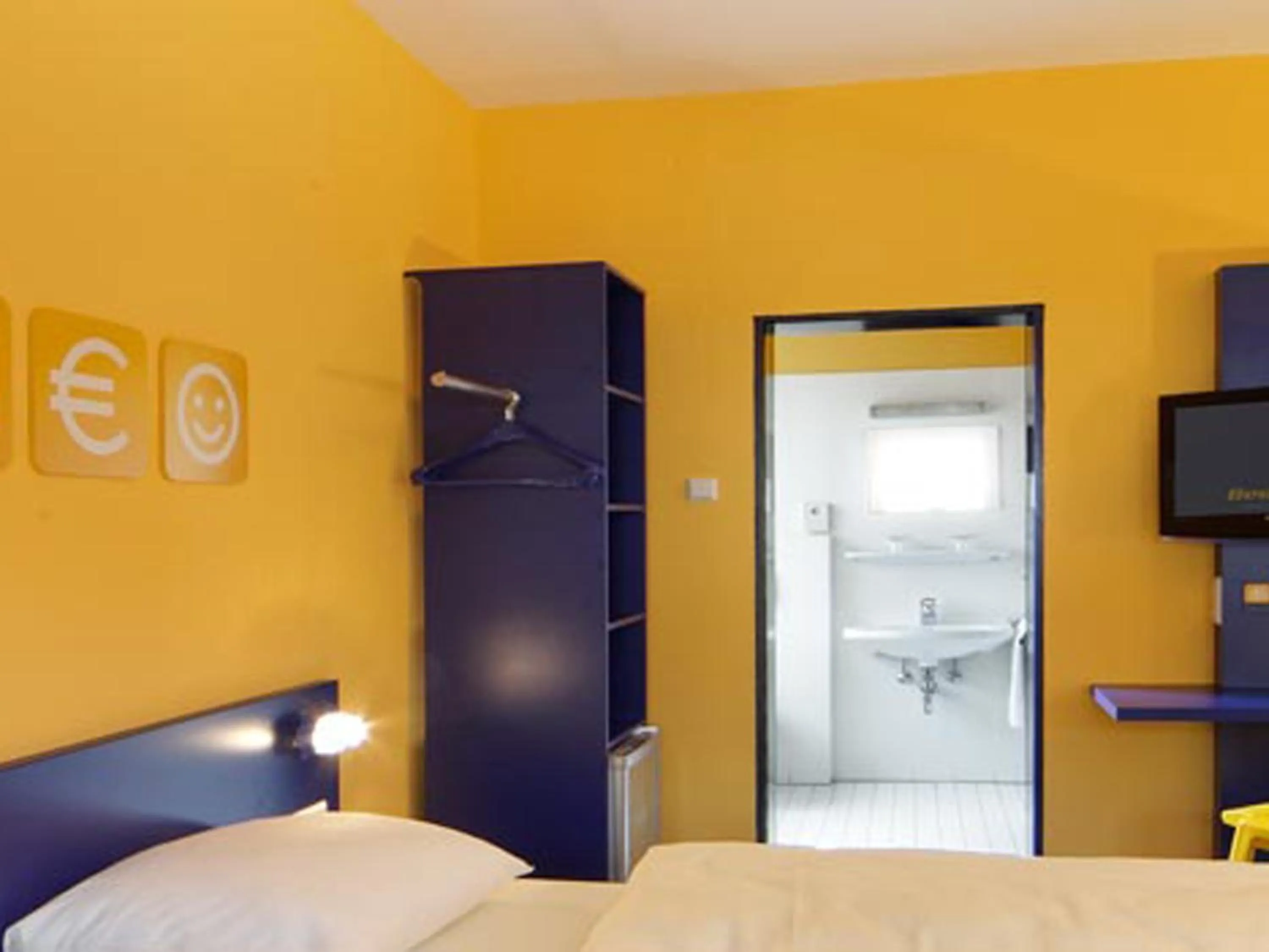 Bathroom, Bed in Bed'nBudget Expo-Hostel Rooms