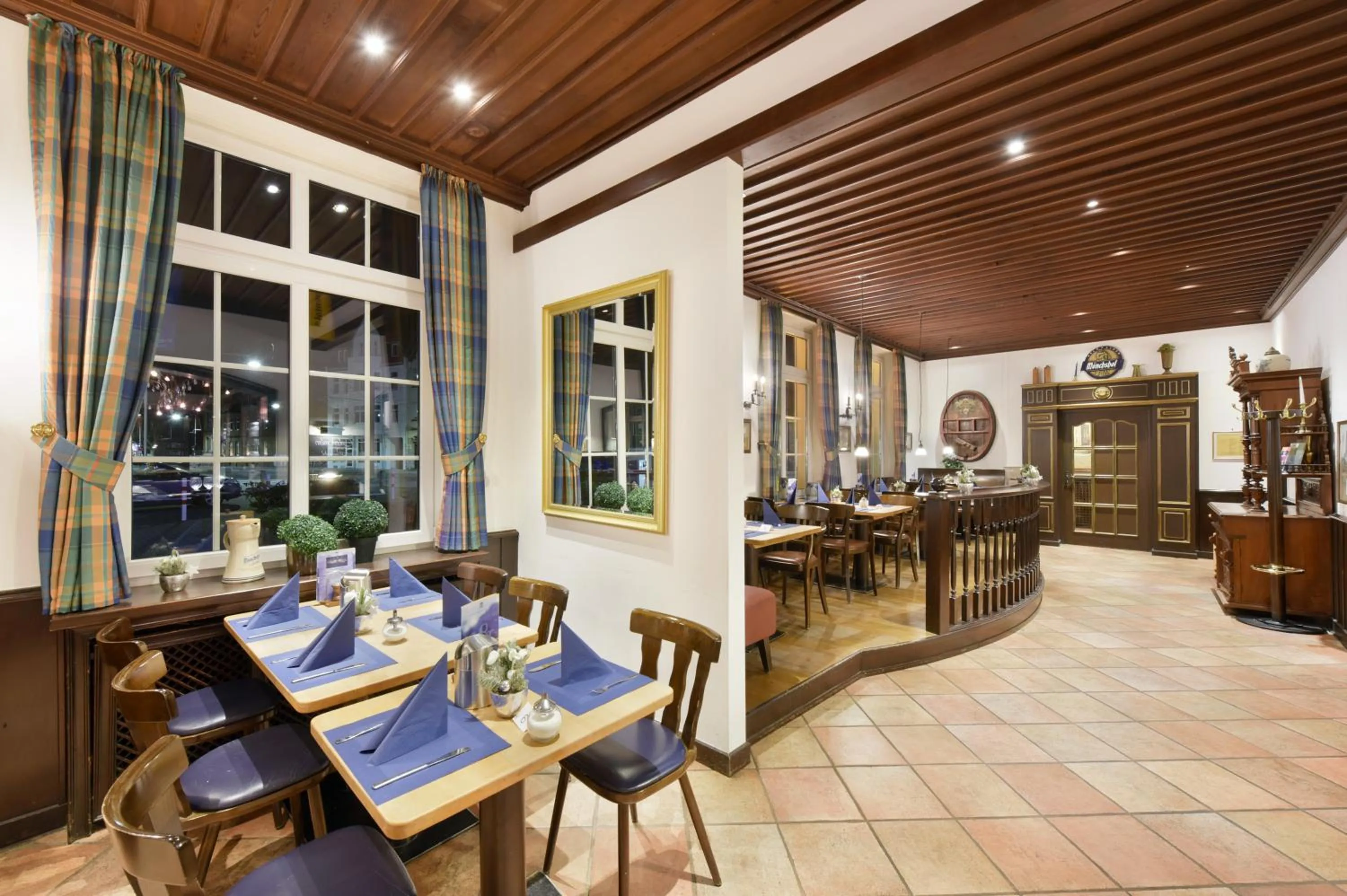 Restaurant/places to eat in Bed'nBudget Expo-Hostel Rooms