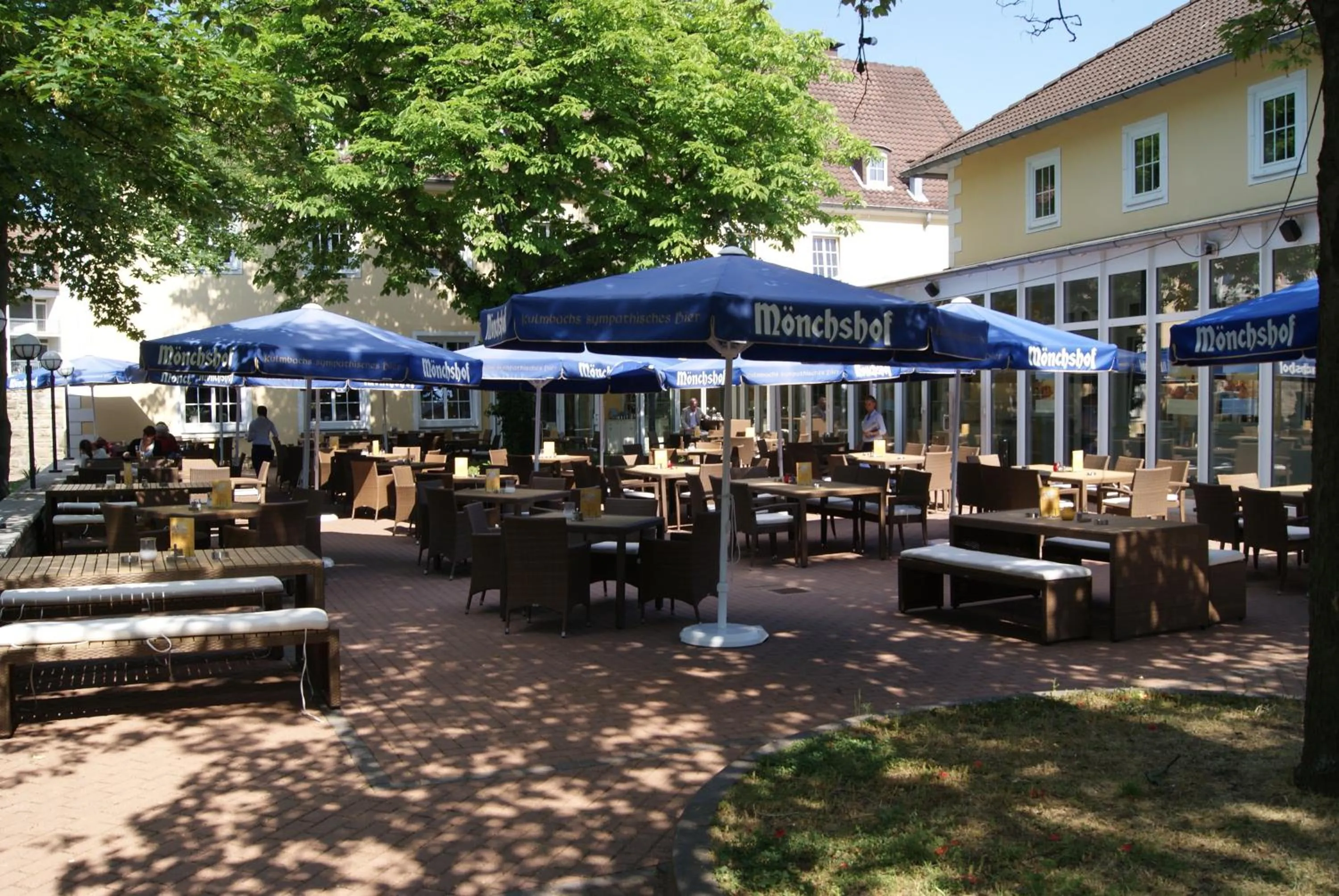 Restaurant/places to eat in Bed'nBudget Expo-Hostel Rooms