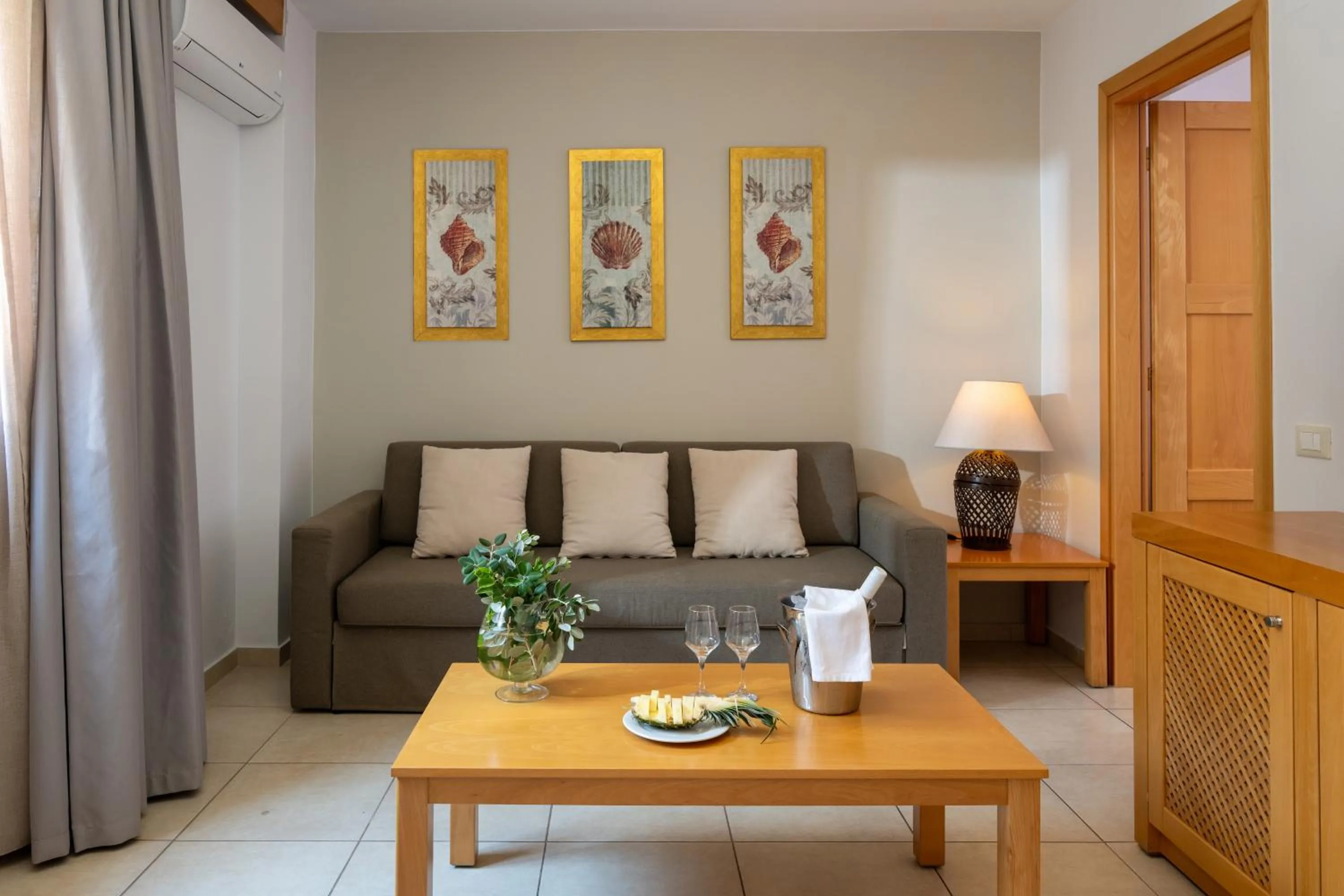 Living room in Miramare Resort & Spa