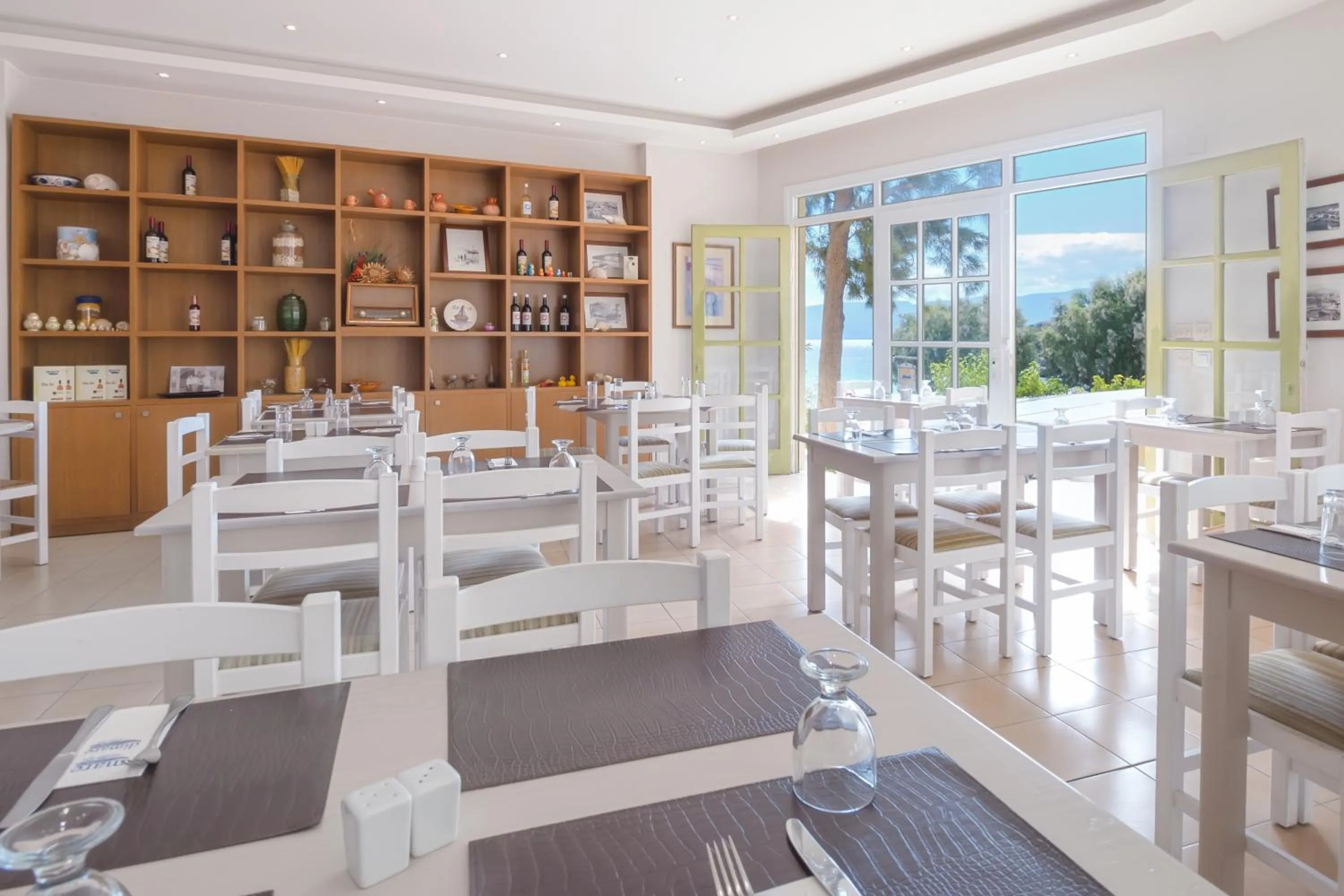 Restaurant/places to eat in Mare Hotel Apartments