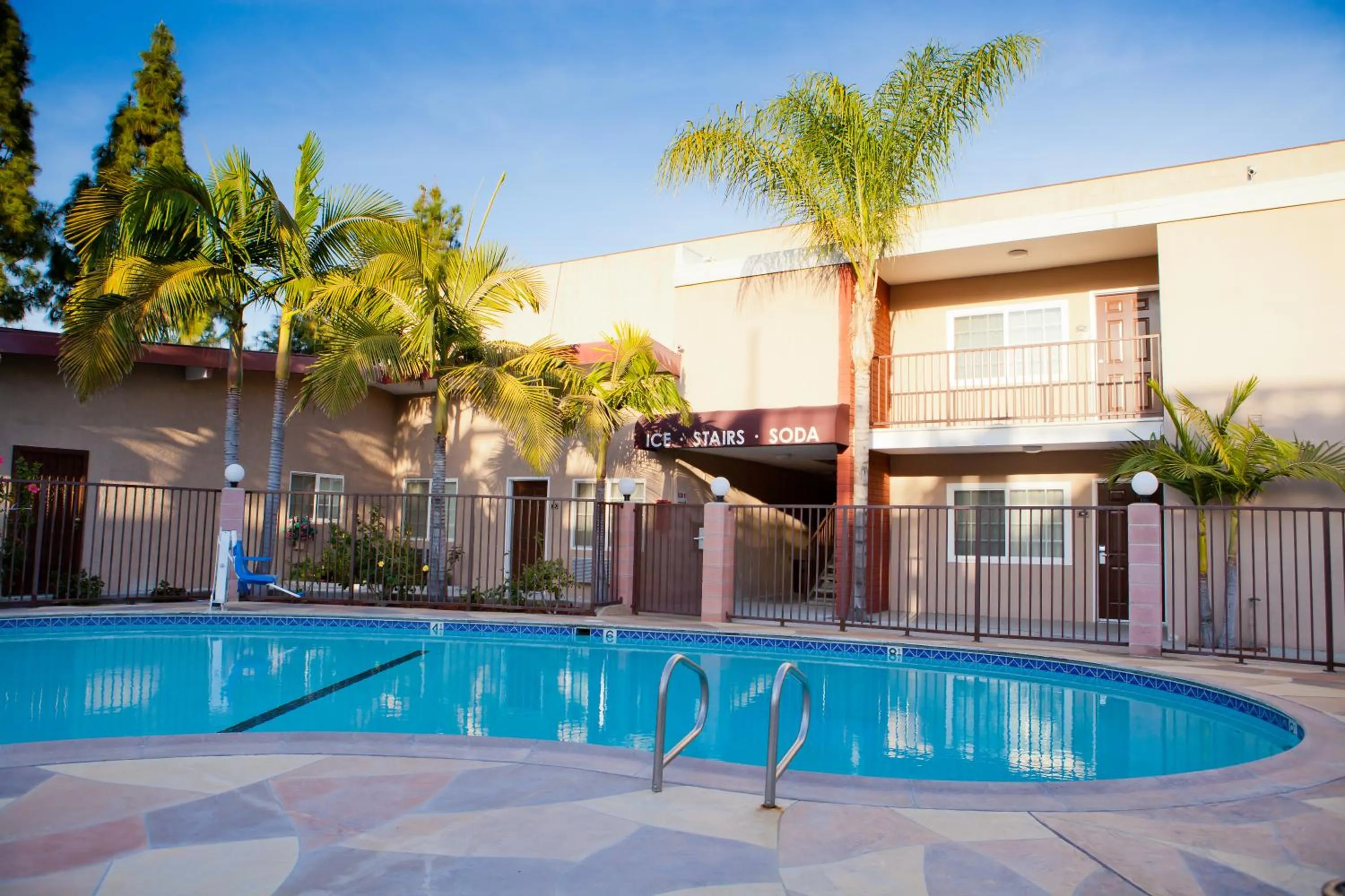 Swimming pool in Budget Inn Anaheim near Disneyland Drive