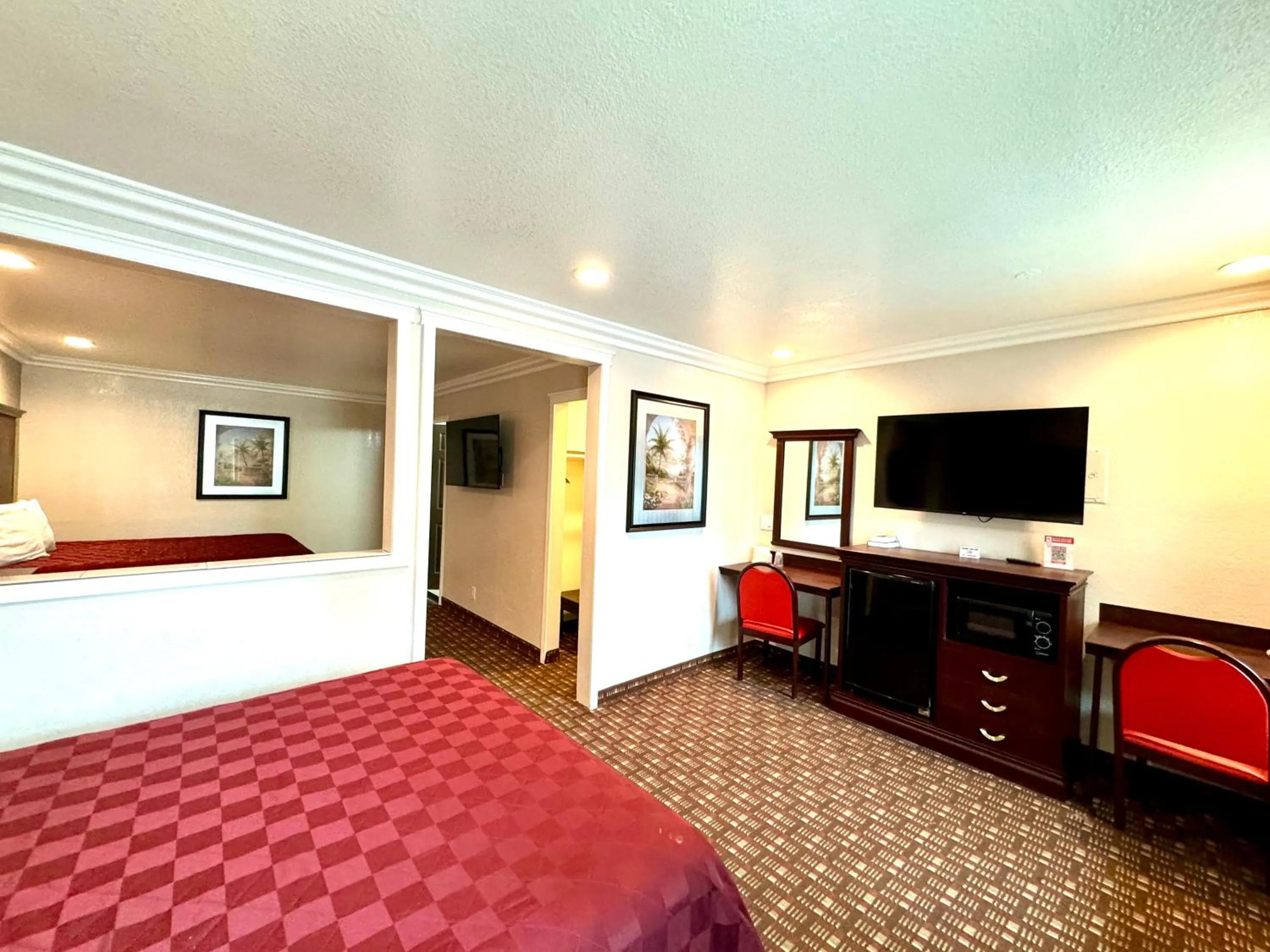 Bed in Budget Inn Anaheim near Disneyland Drive