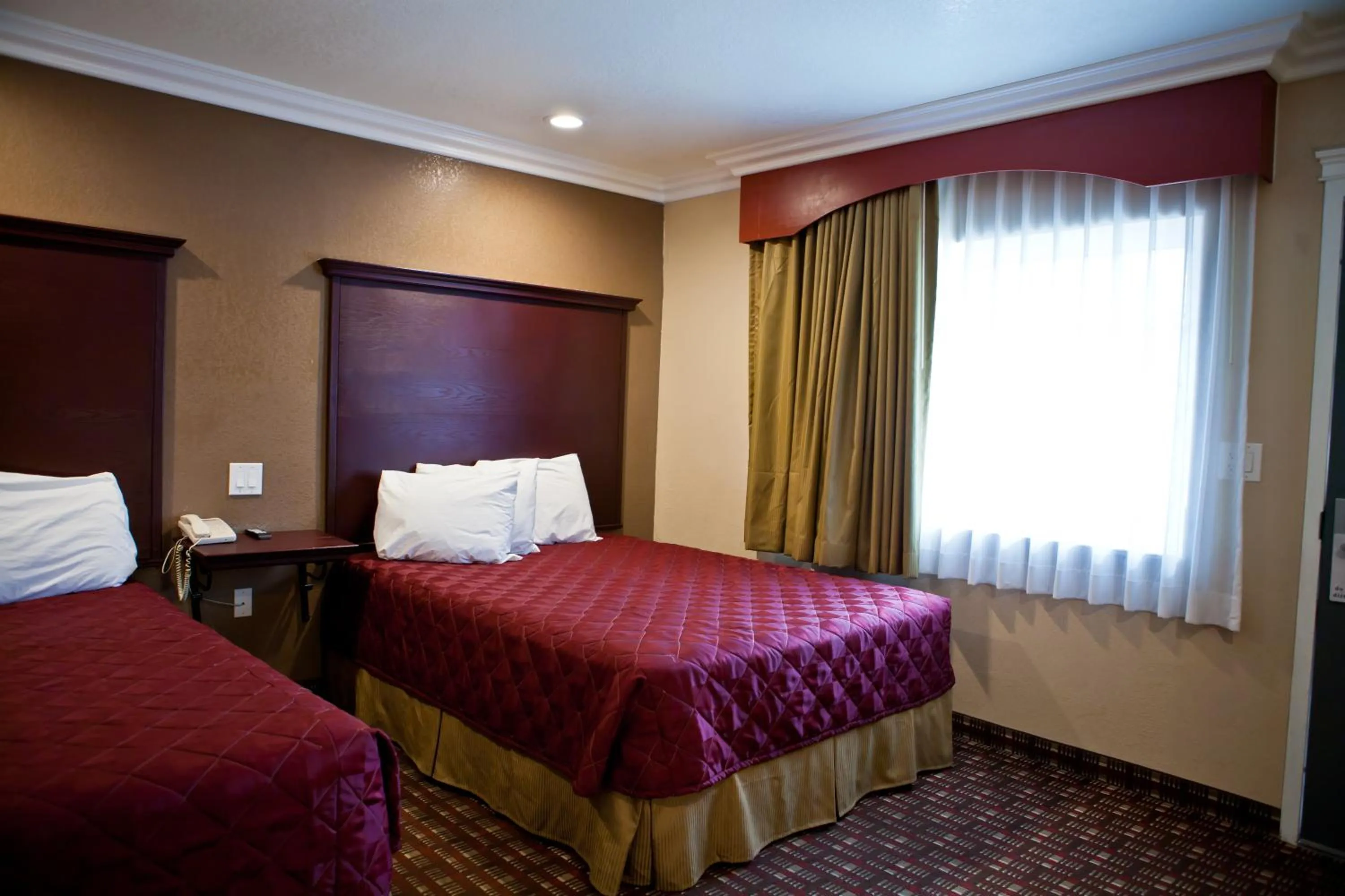 Double Queen Room in Budget Inn Anaheim near Disneyland Drive